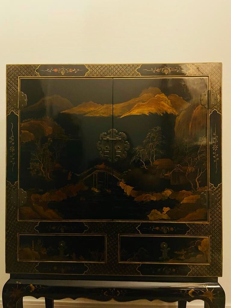 Bar furniture / coat of arms Chinese lacquered entrance