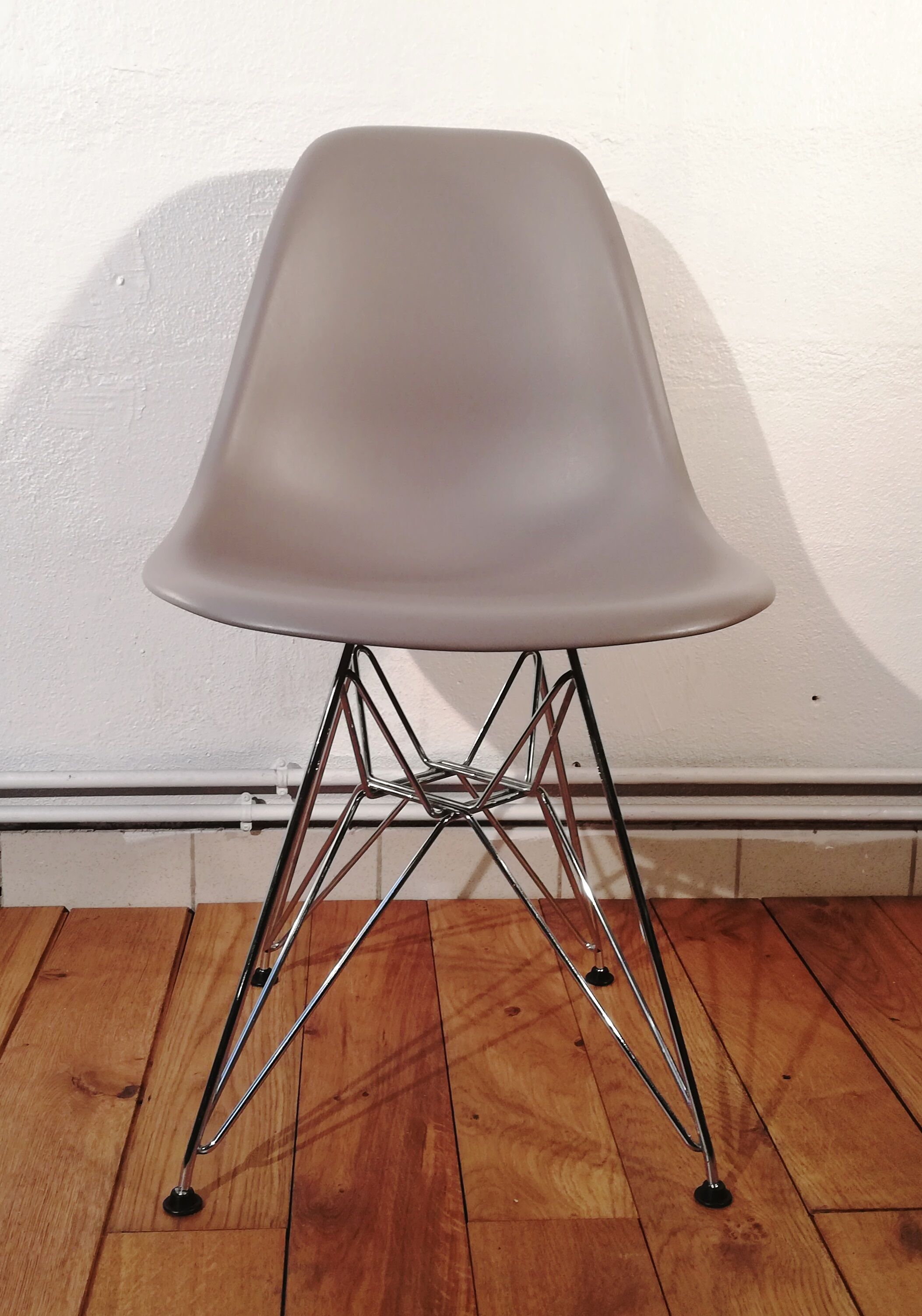 DSR chair by Charles & Ray Eames edit by Vitra