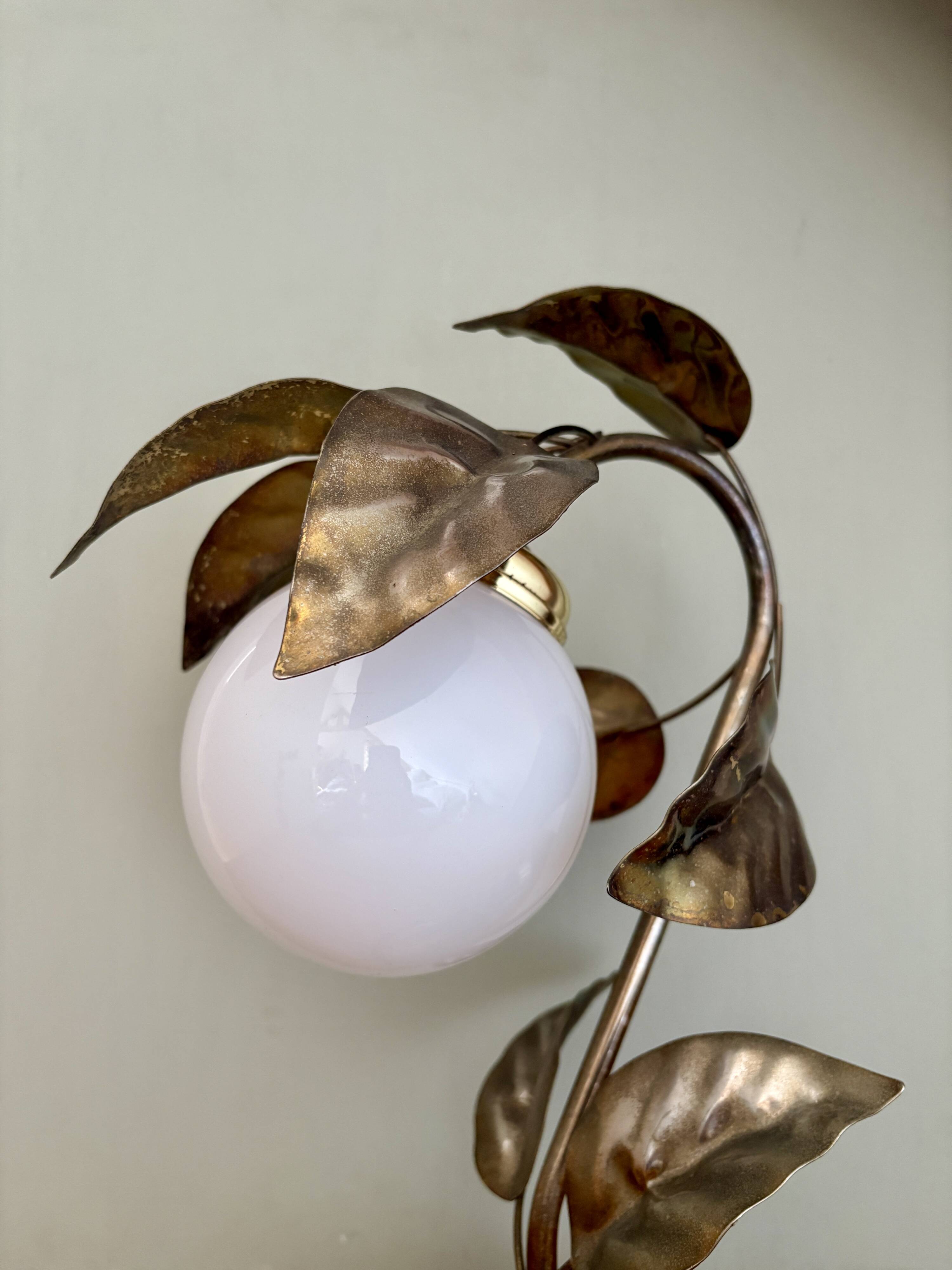 Vintage lamp with leaves in gilded brass and white opaline globe
