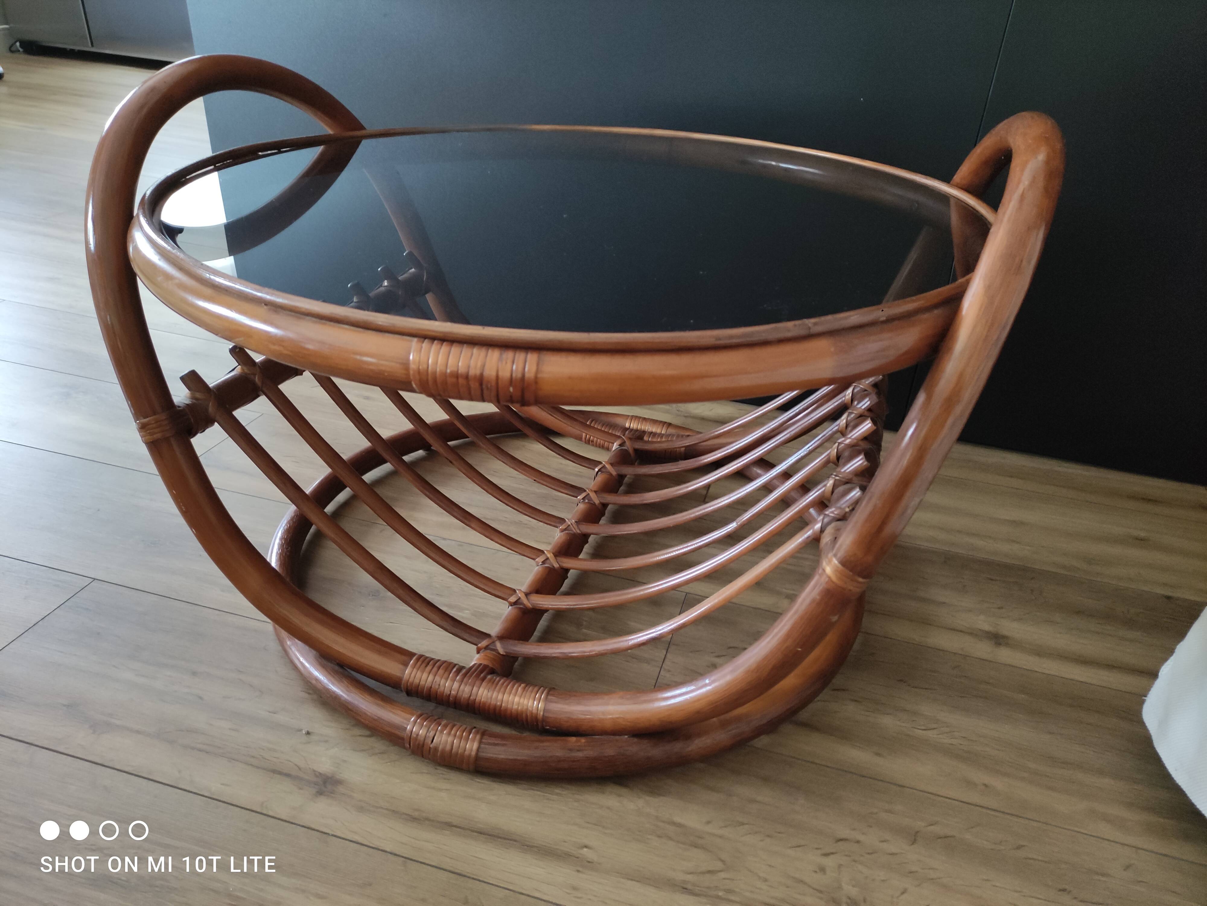 Grande table basse ronde vintage en rotin et verre fumé
