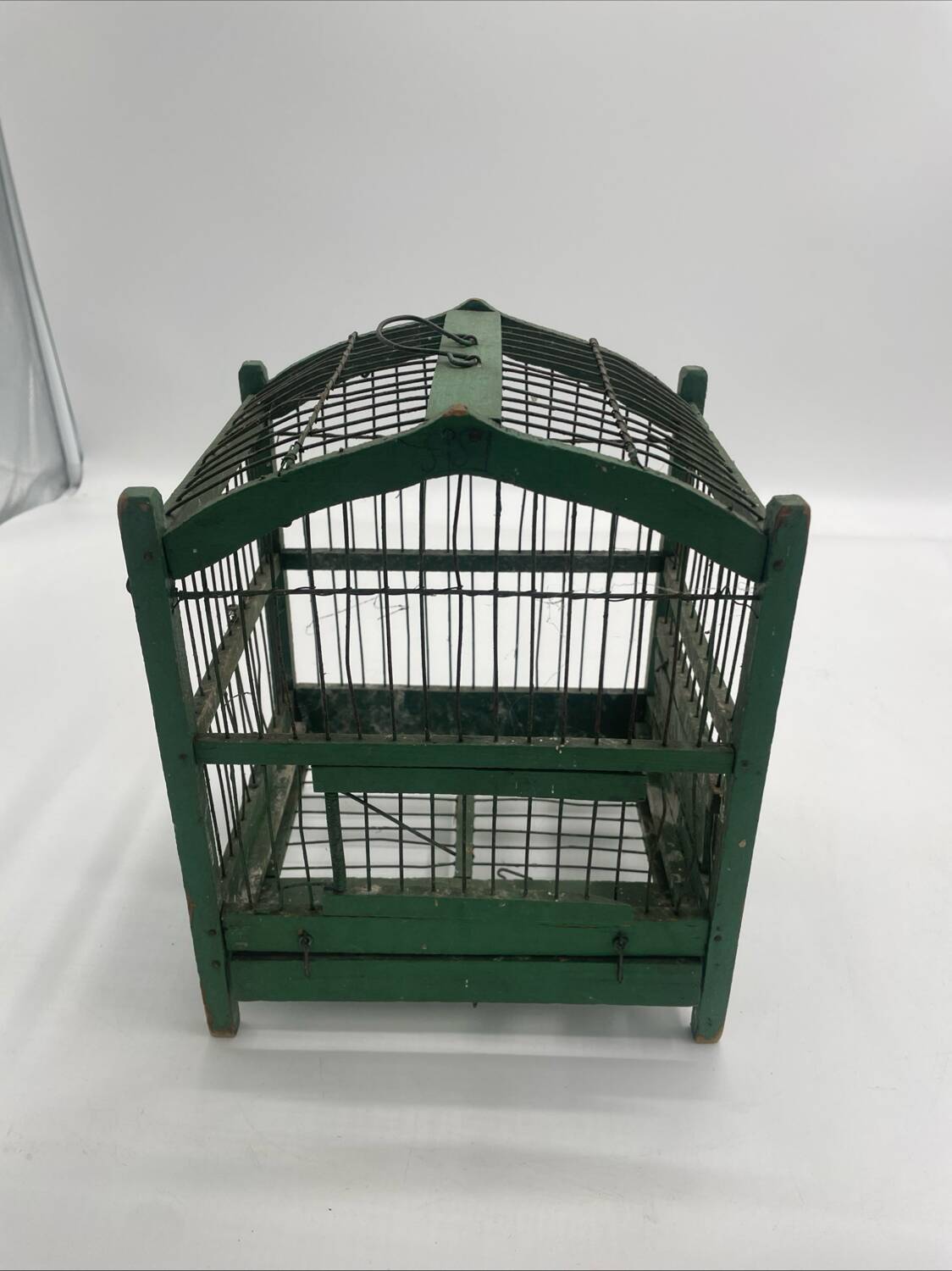 Ancienne petite cage à oiseaux verte en bois