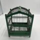 Ancienne petite cage à oiseaux verte en bois