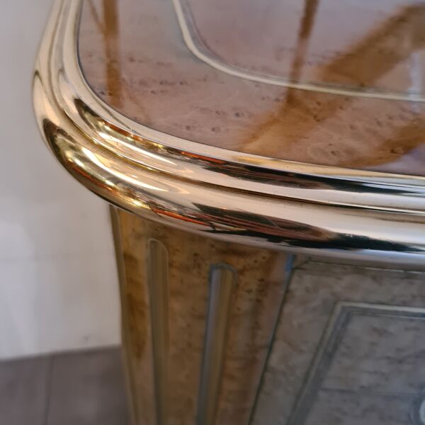 Commode de style en érable moucheté circa 1980