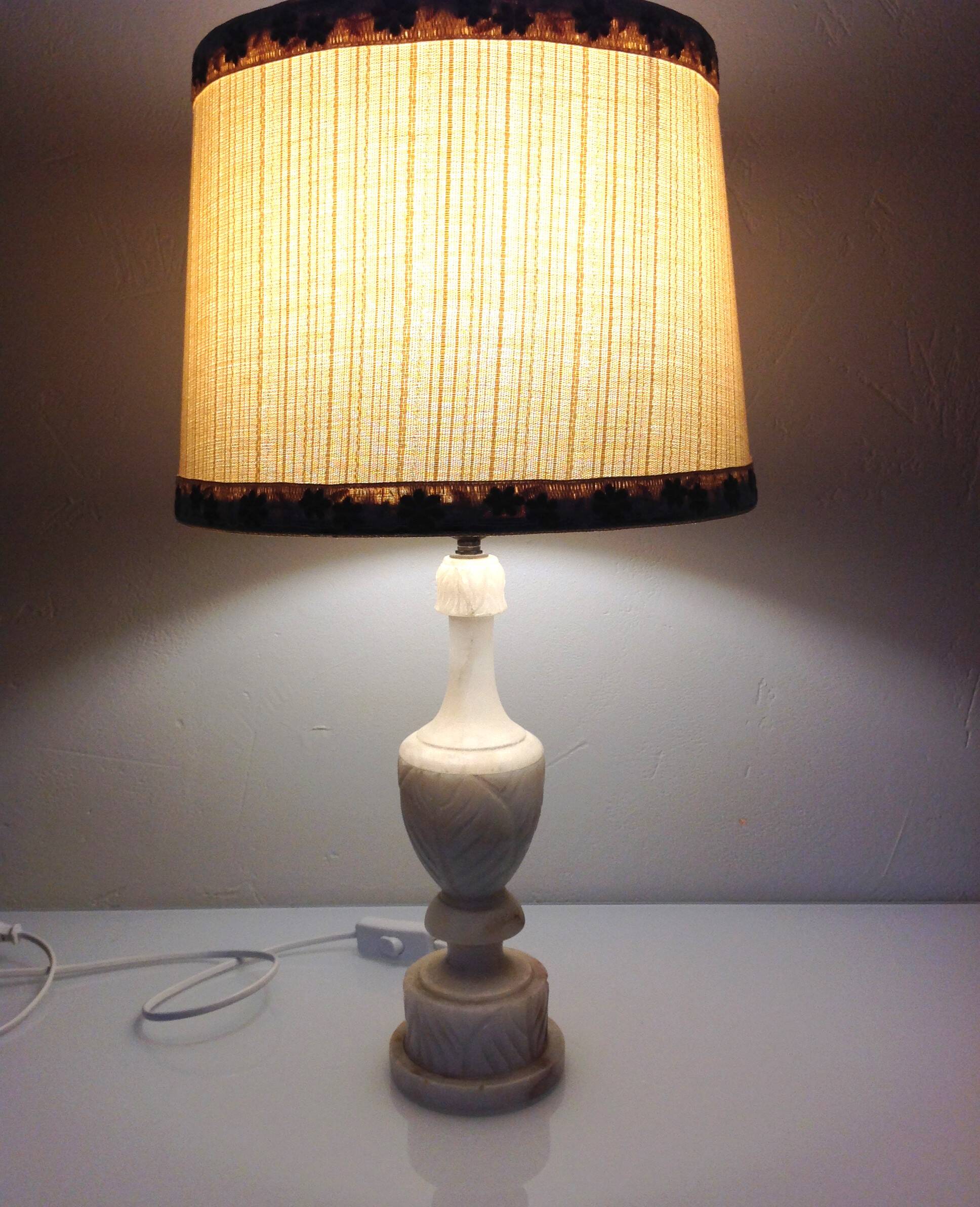 Lampe en albatre et abat jour tissu ecru / vintage années 50-60