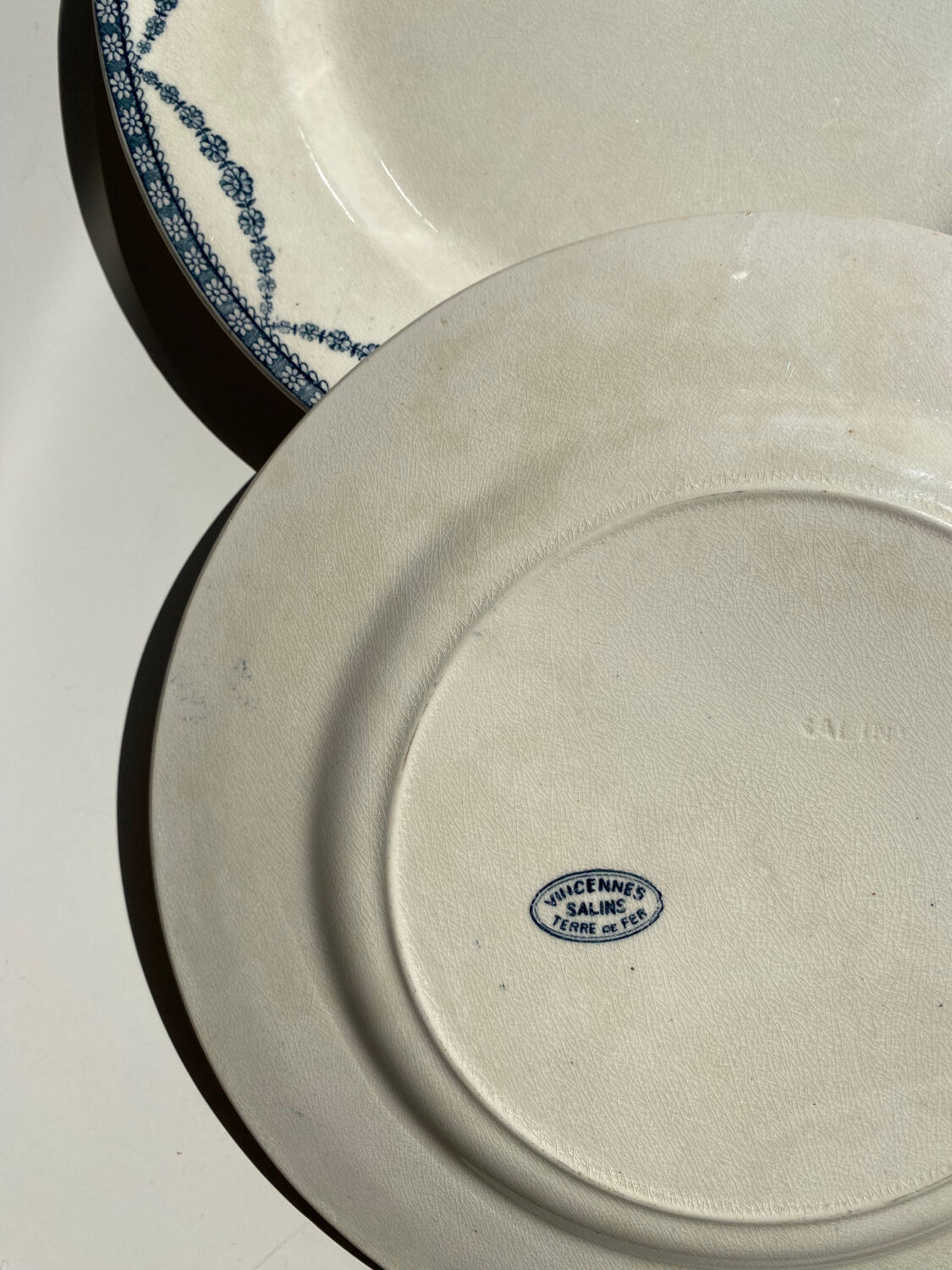 2 assiettes terre de fer Modèle Vincennes manufacture Salins