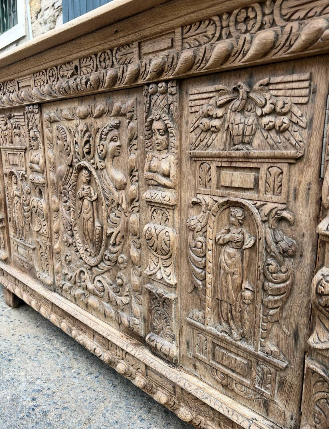 Grand Renaissance buffet in oak