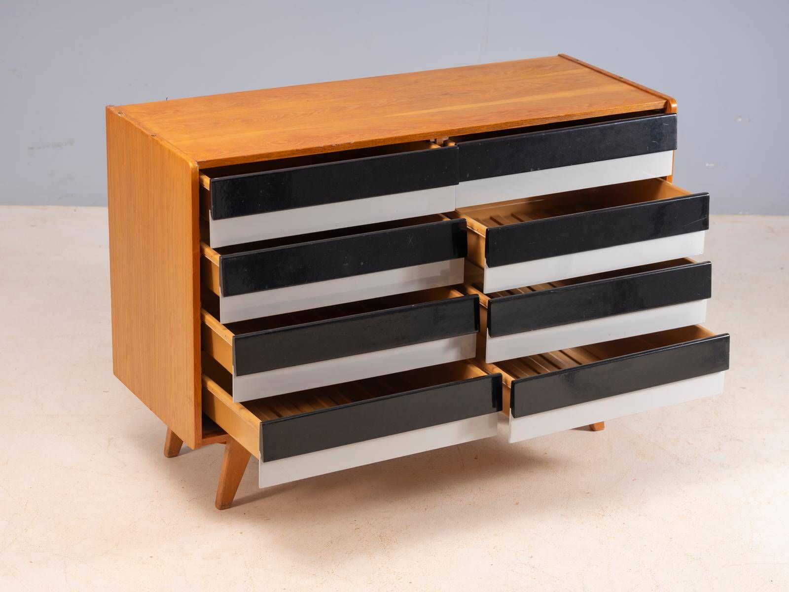 Buffet des années 50 modèle U453 par Jiří Jiroutek pour Interier Praha, années 1960, Tchécoslovaquie, 110 × 45 × 75 cm