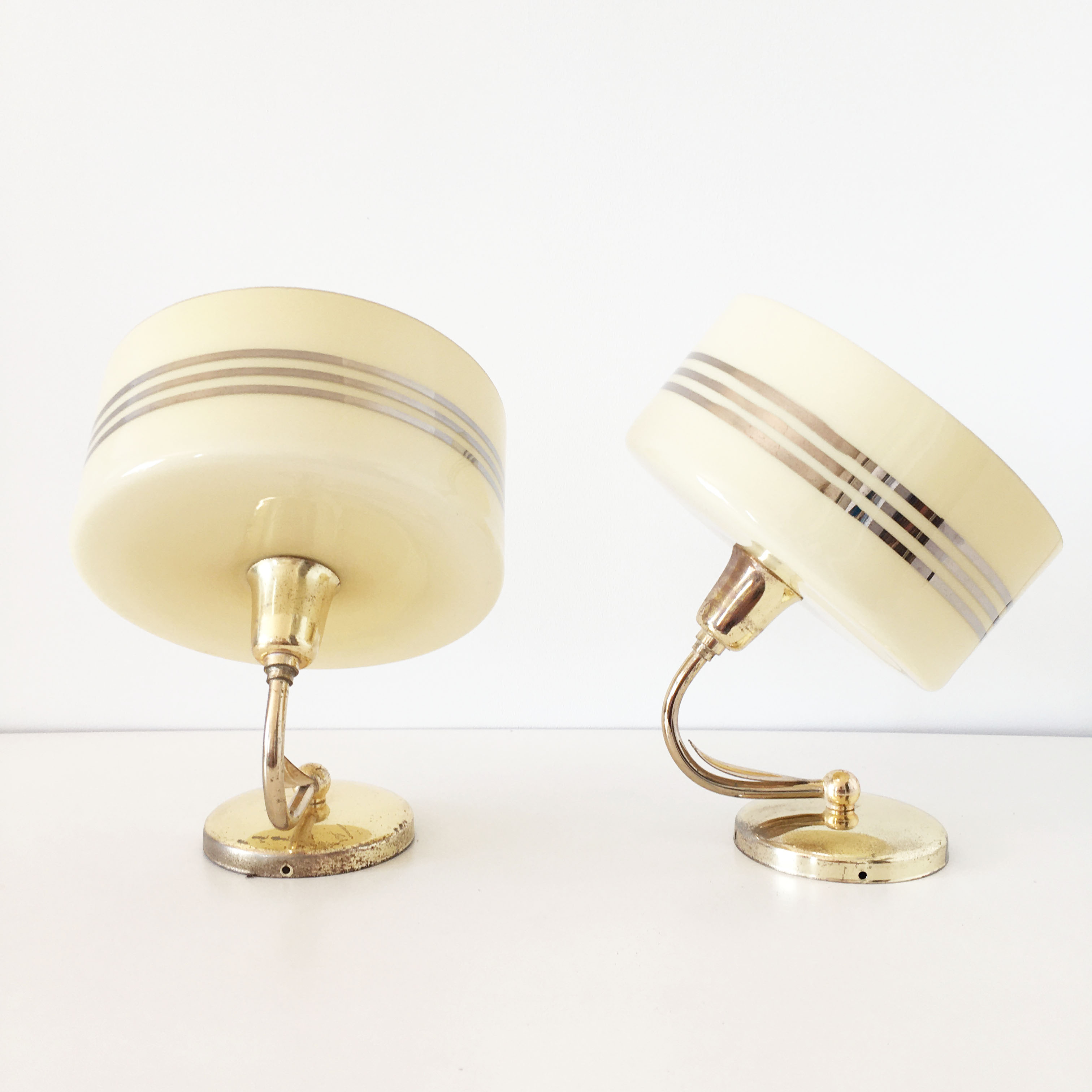 Paire d'appliques globe opaline jaune et doré
