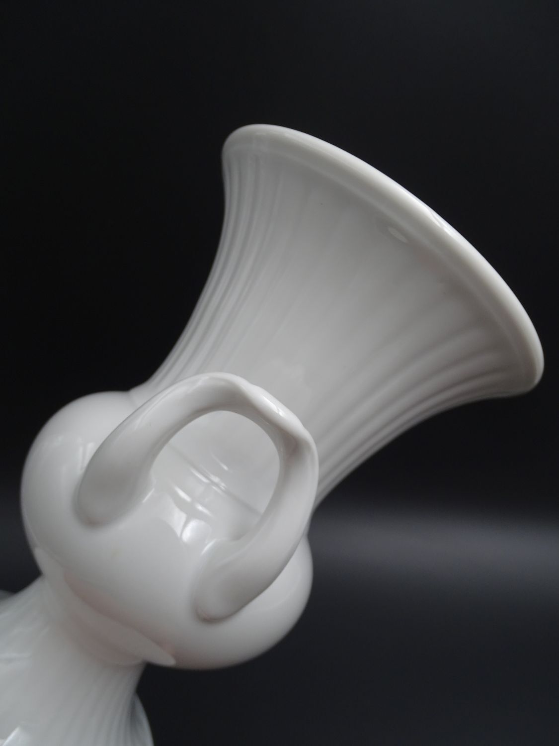 Vase Médicis, en porcelaine blanche, fabrique allemande