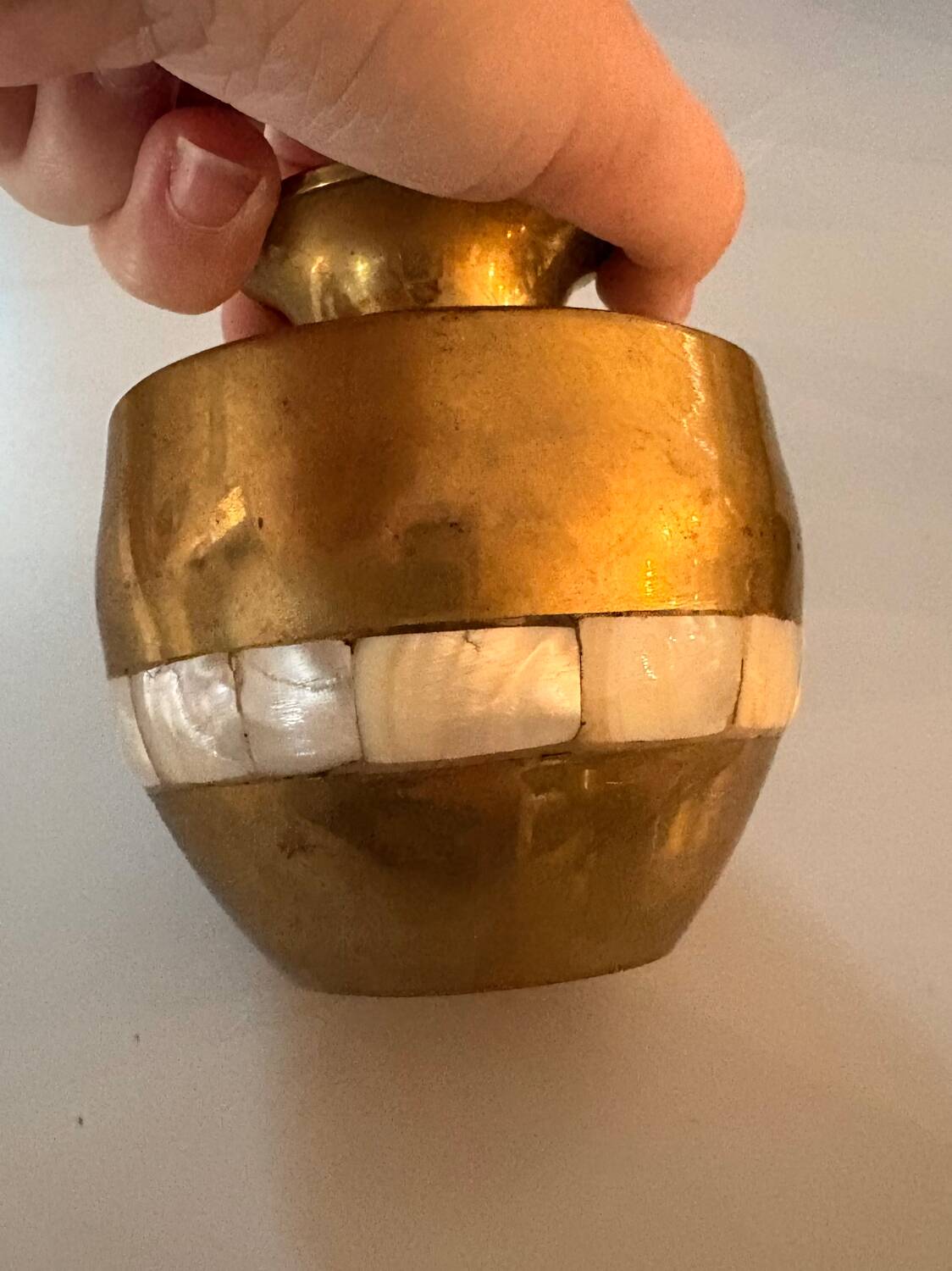 Petit vase vintage en laiton et nacre naturelle