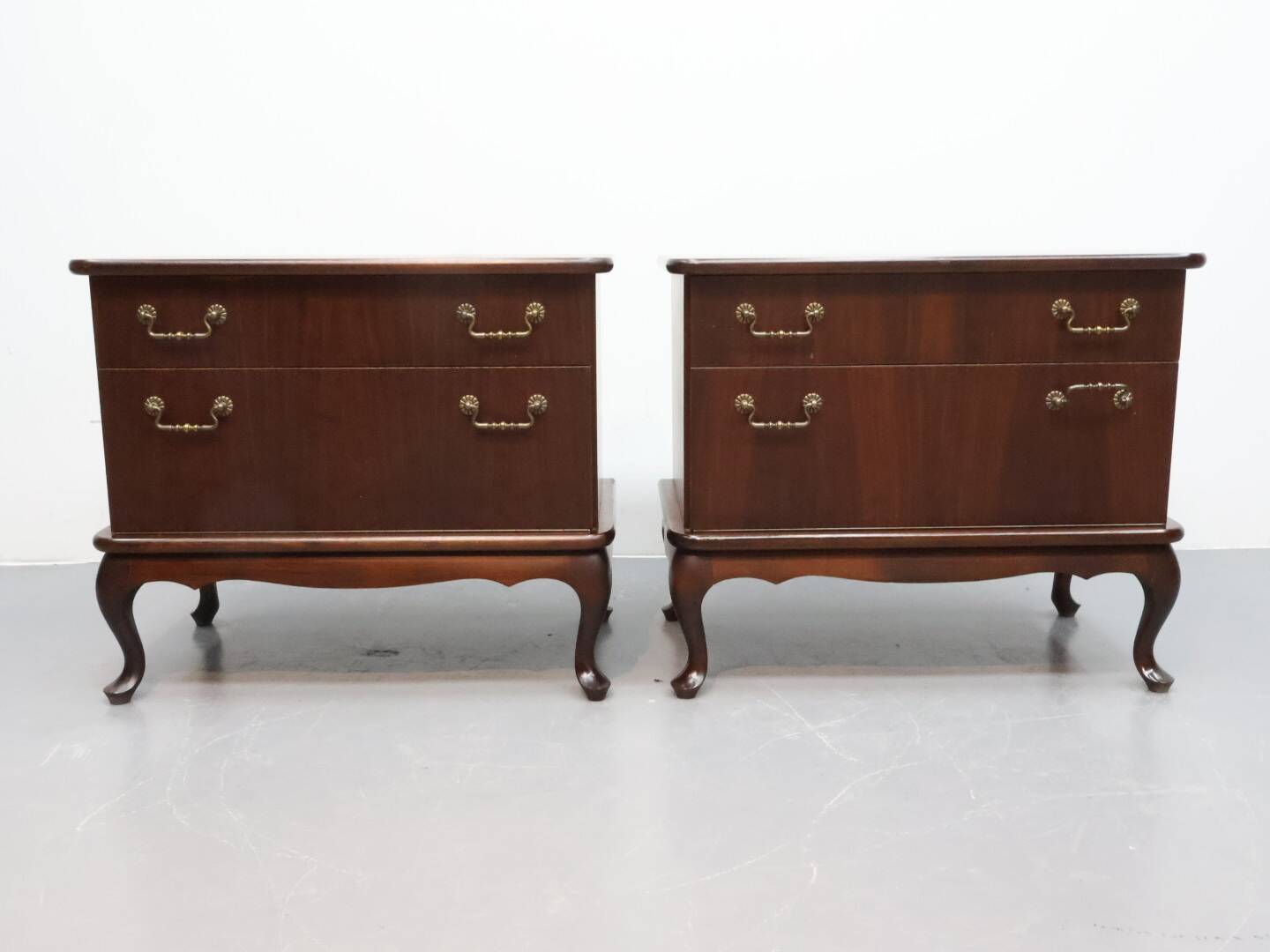 Ensemble de grande table de nuit style Queen Ann.