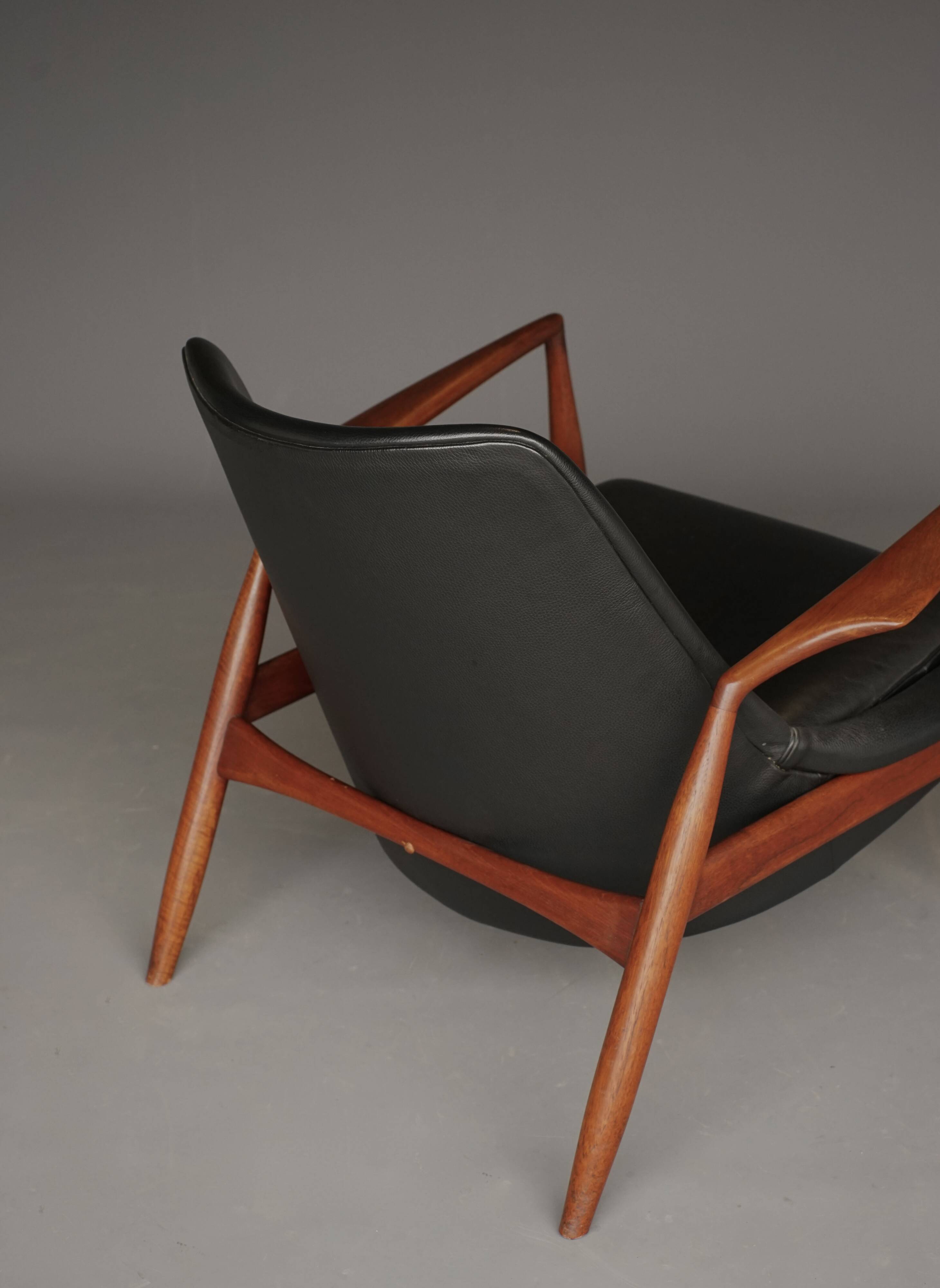 Fauteuil Seal en cuir et teck Ib Kofod-Larsen pour OPE, Suède, années 1960.