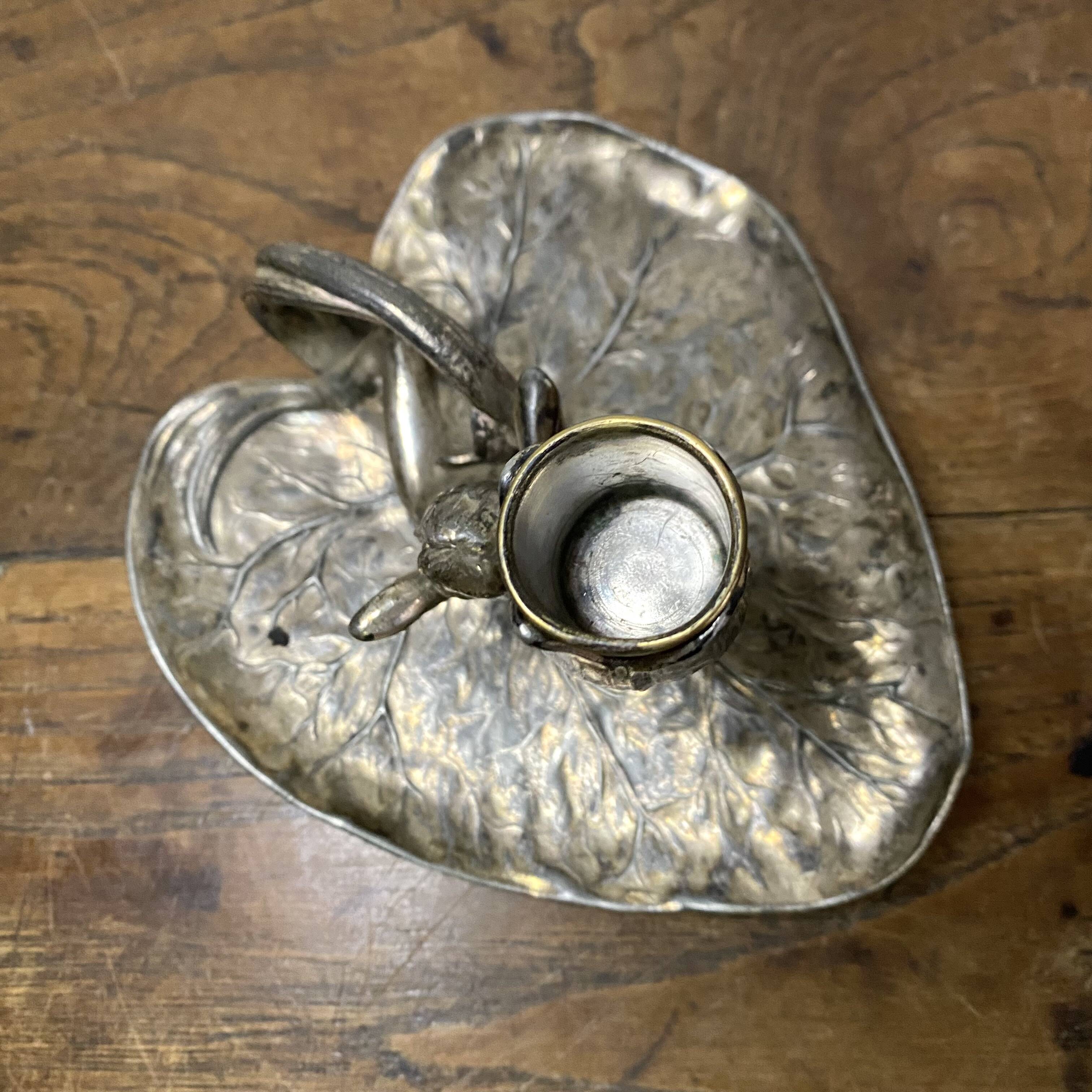 Water lily leaf thumb candle holder