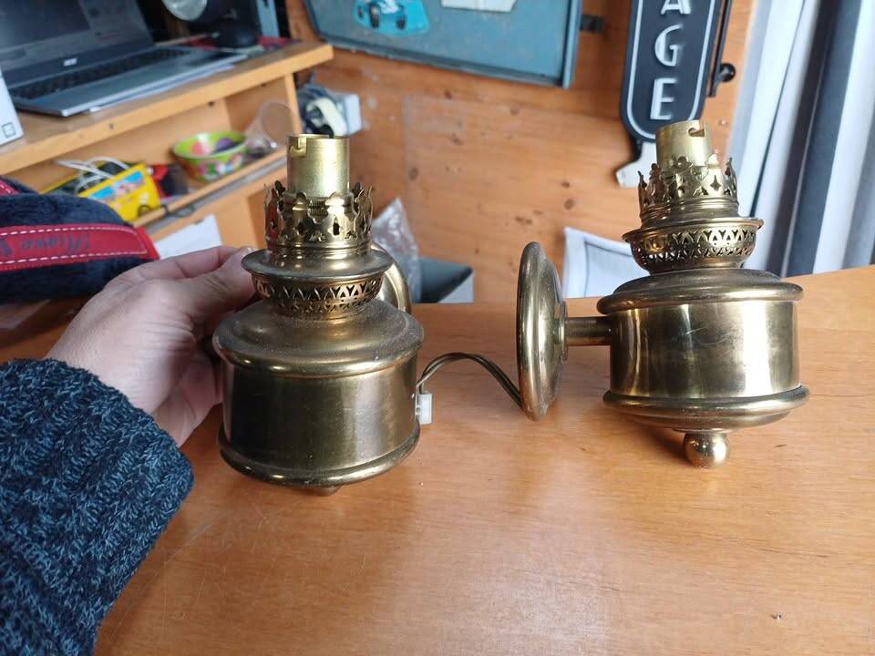 Wall lamp in oil lamp style