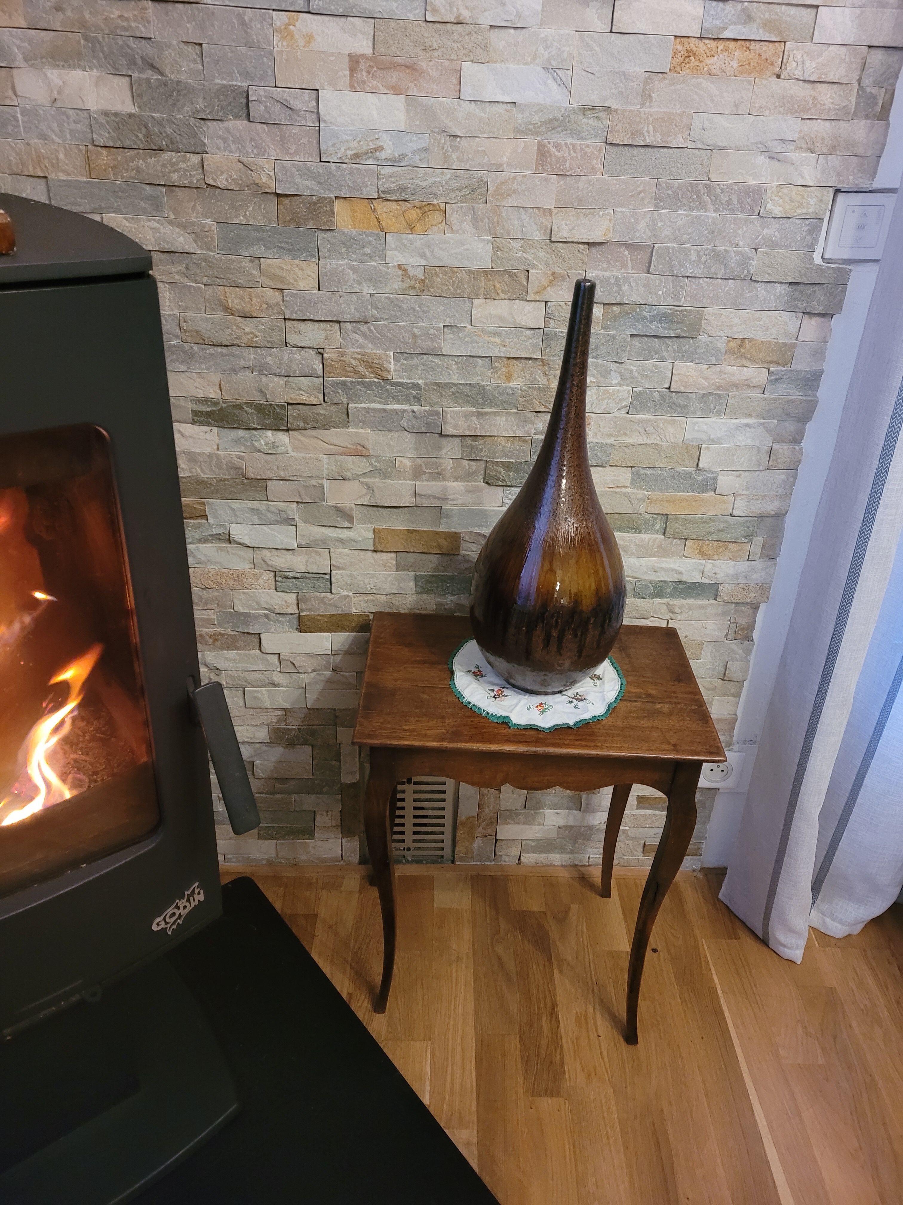 SMALL CONSOLE IN MASSIVE CHENE.