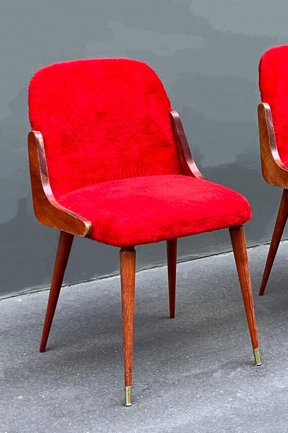 chaise années 60 en fausse fourrure et bois vernis