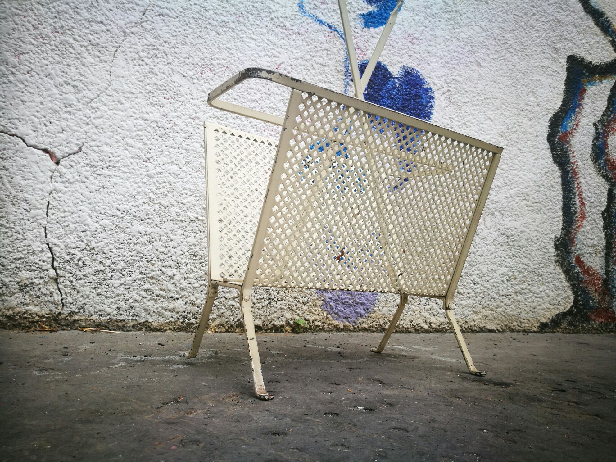 Magazine rack in lacquered white openwork iron