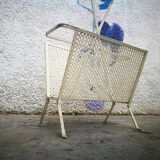 Magazine rack in lacquered white openwork iron