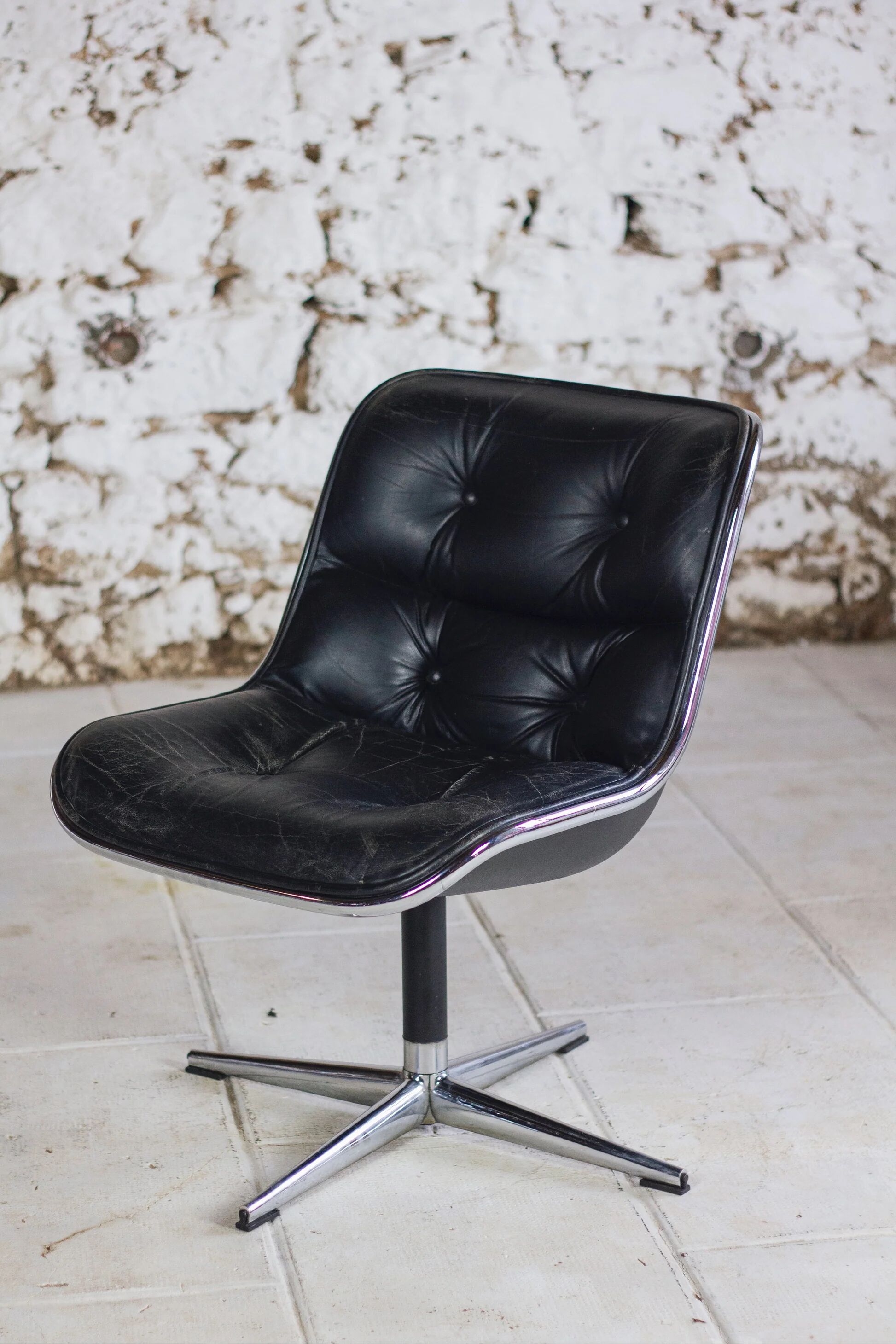 Black leather office chair by Charles Pollock for Knoll