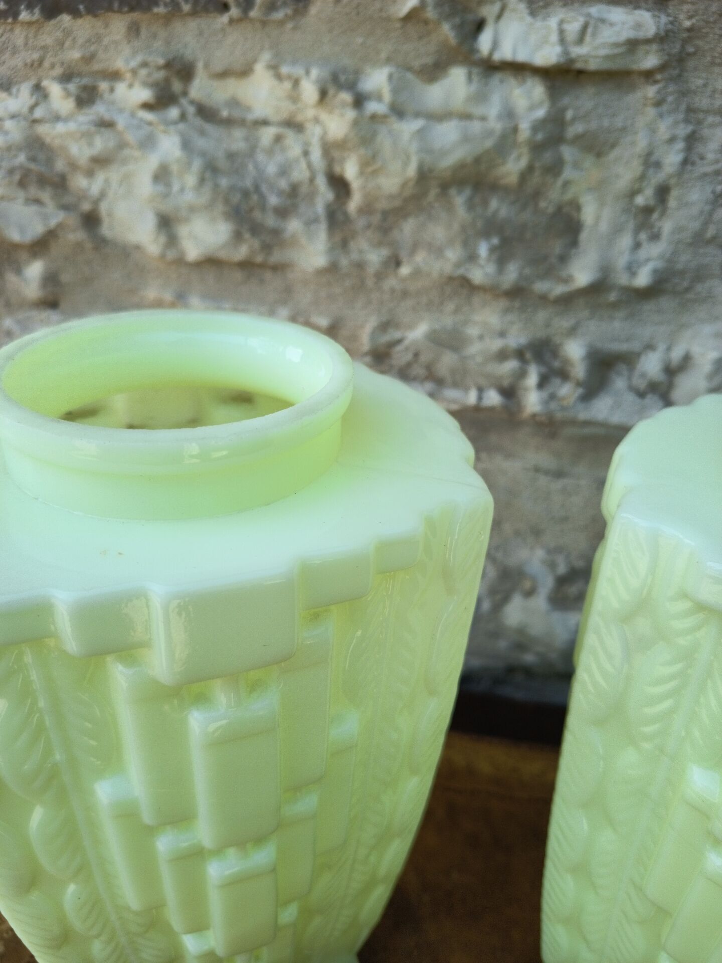 Paire de vases Art Déco en opaline uranifère vers 1930