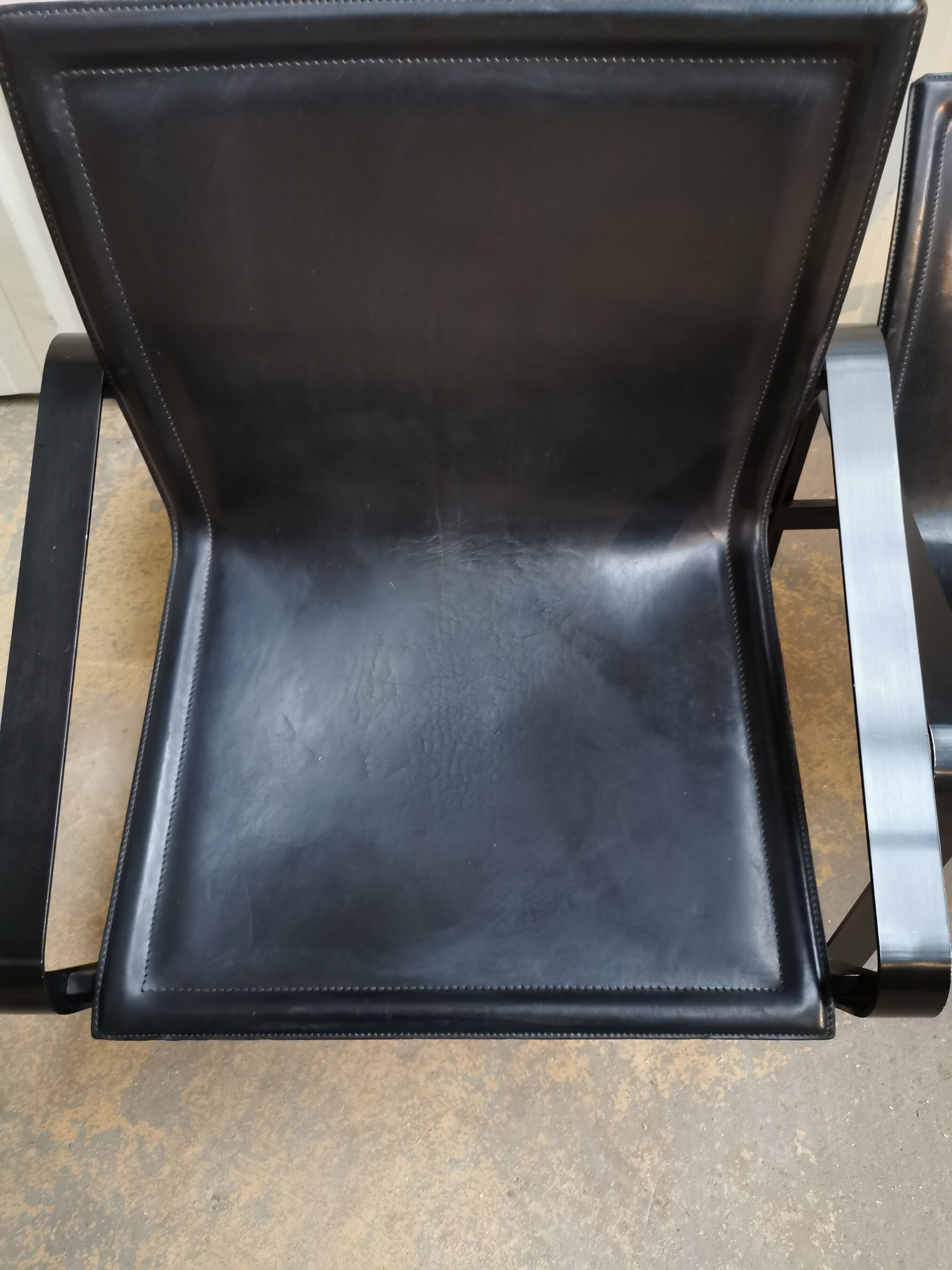 Paire de fauteuil métal et cuir par Mattéo Grassi