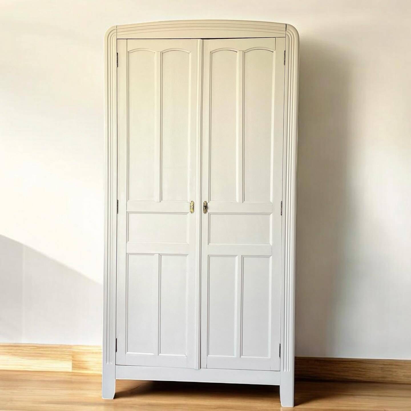 Armoire parisienne beige