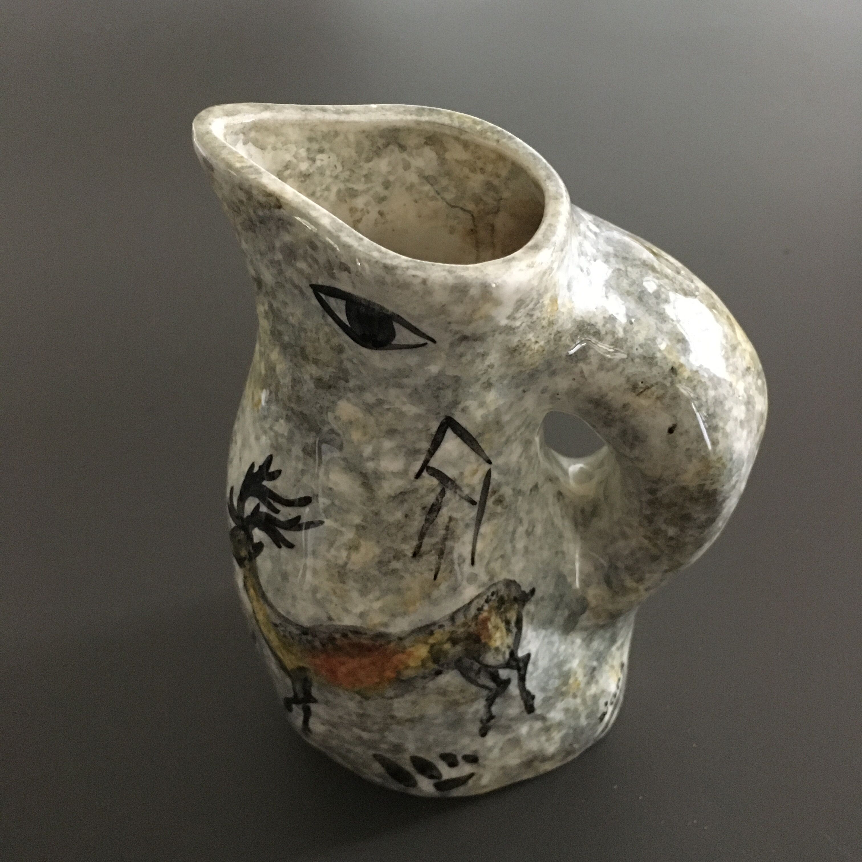 Zoomorphic pitcher with wall decoration