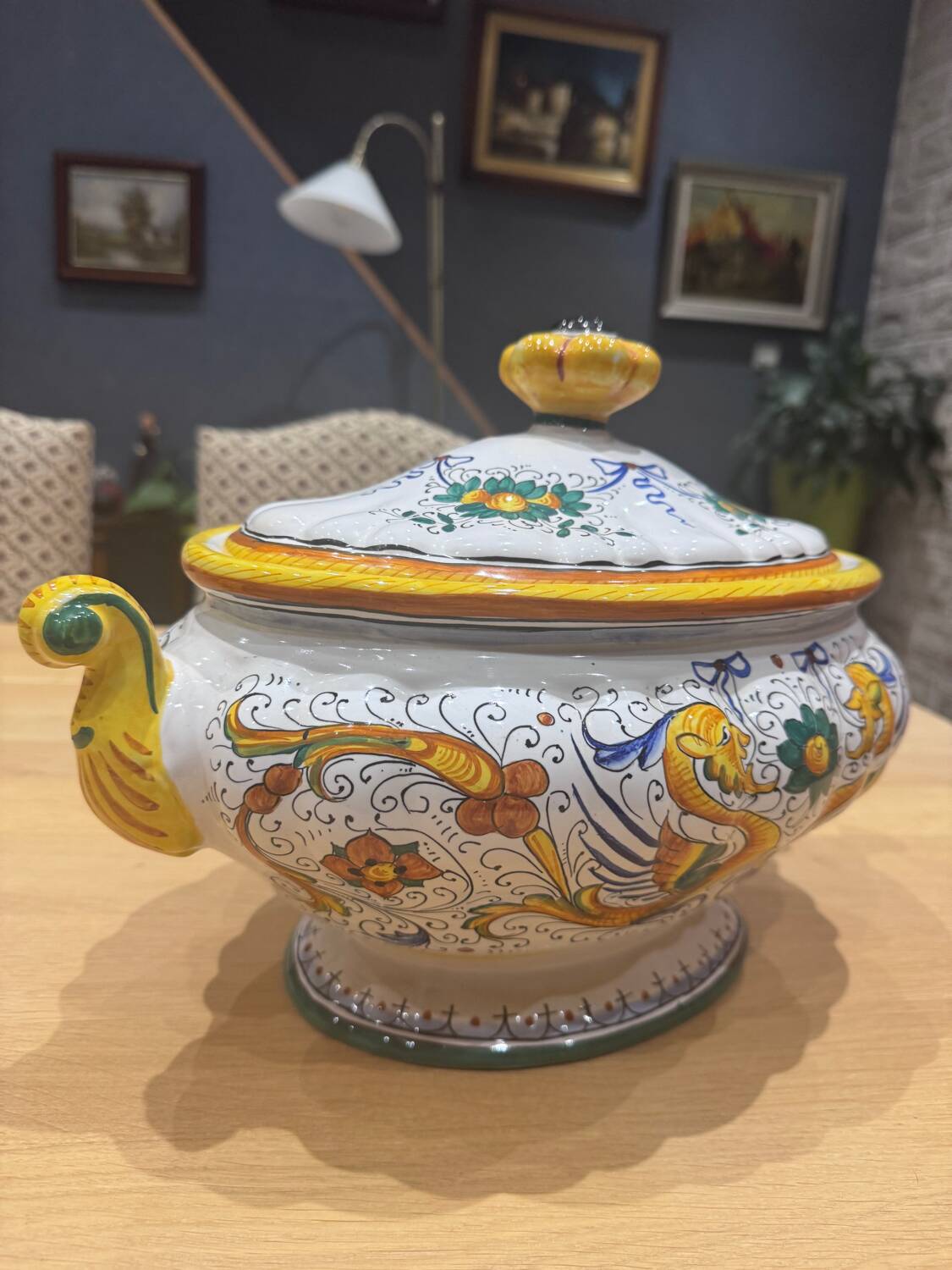 Hand-painted faience soup tureen from Deruta – Italy