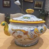 Hand-painted faience soup tureen from Deruta – Italy