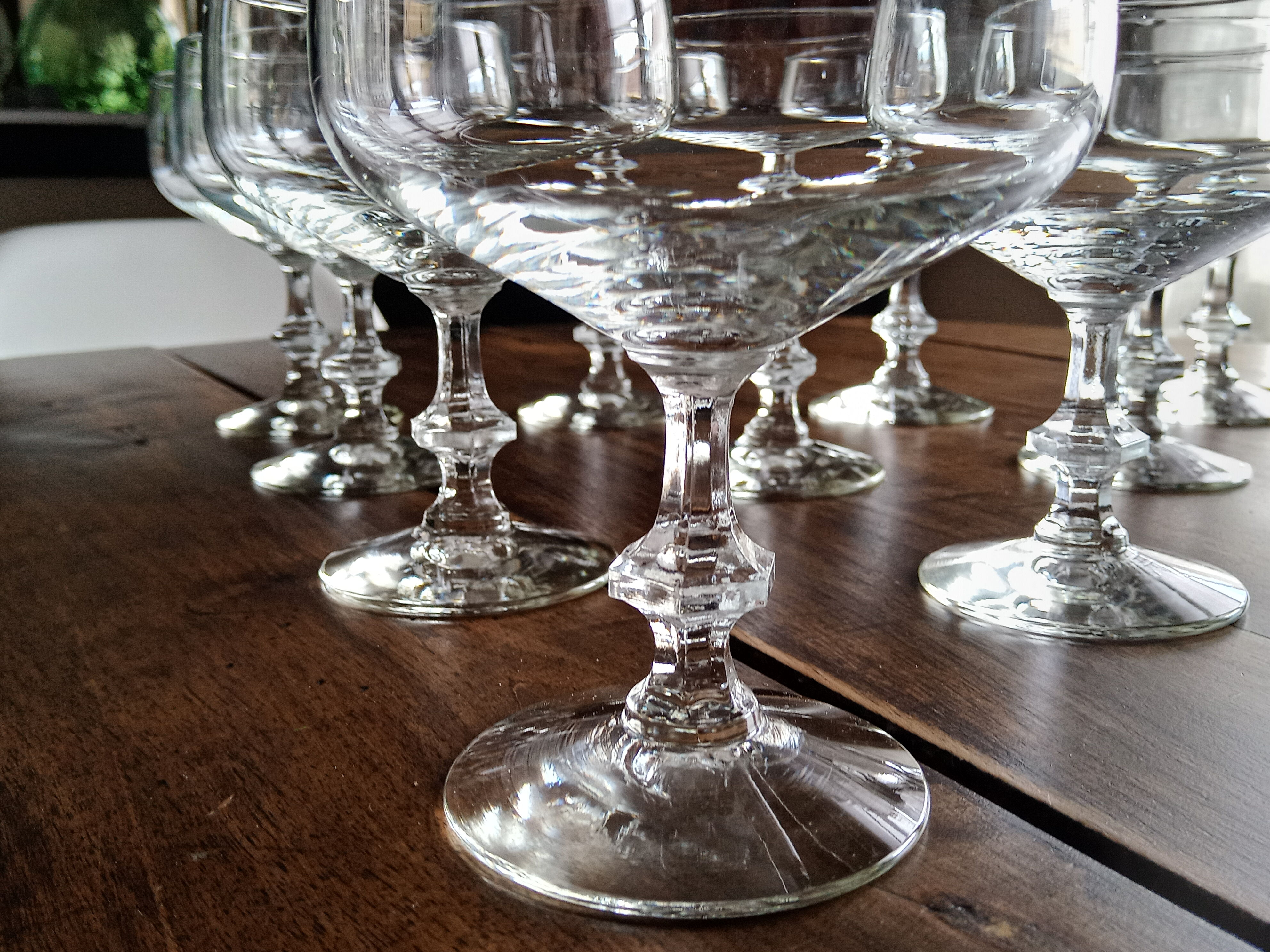 Lot de 10 coupes à champagne vintage en verre pied ciselé