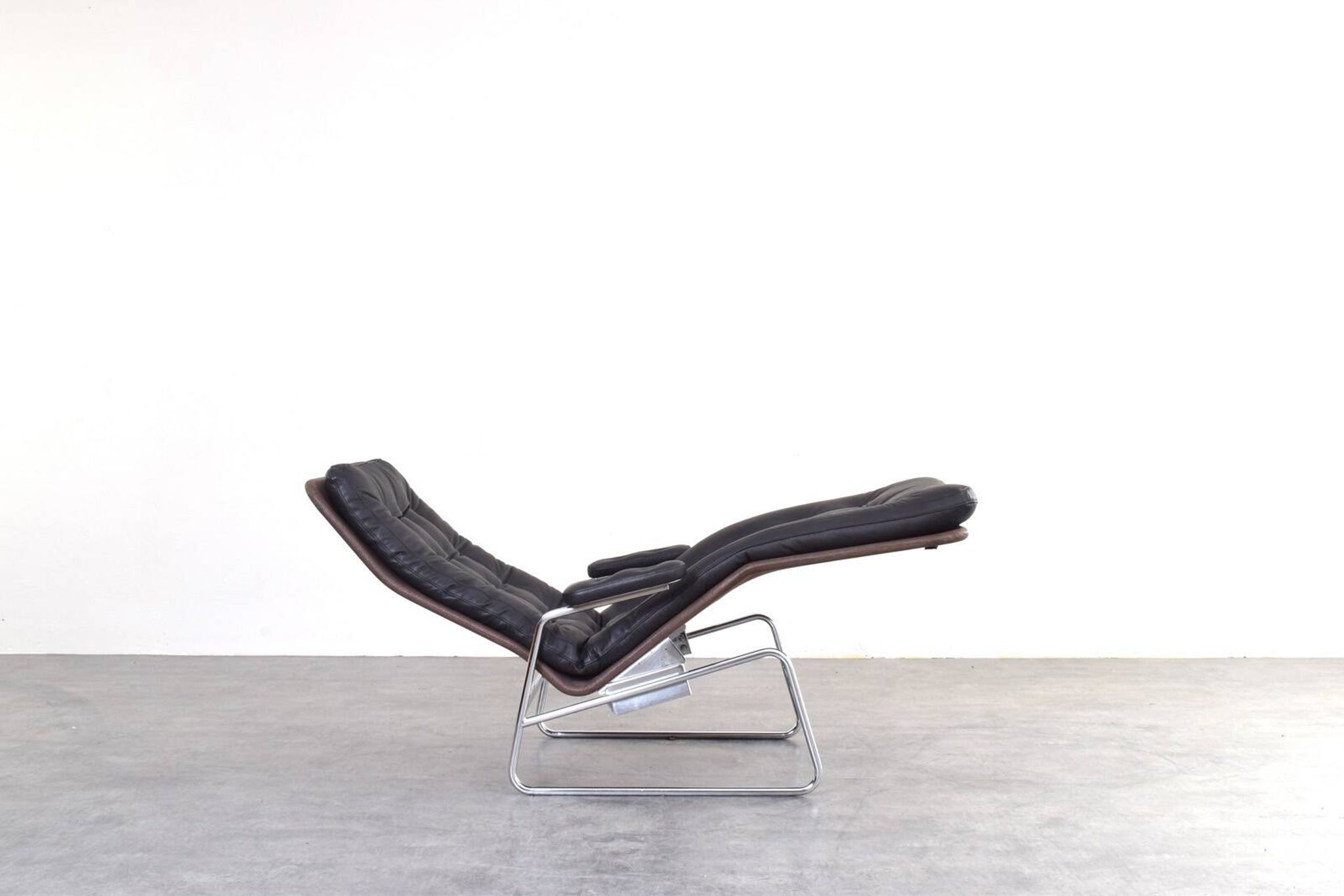 Bauhaus Leather and Chrome Model Fenix Chaise Longue by Sam Larsson for Dux