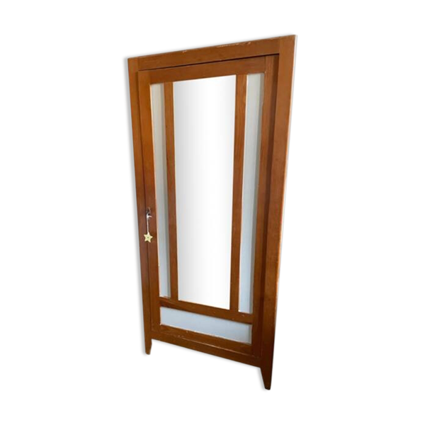 Armoire parisienne avec miroir