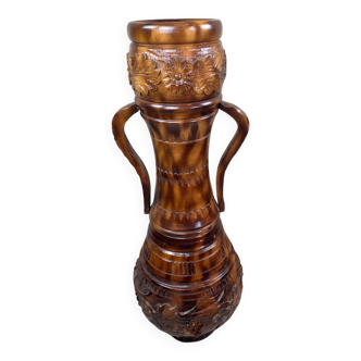 Important carved wooden jar