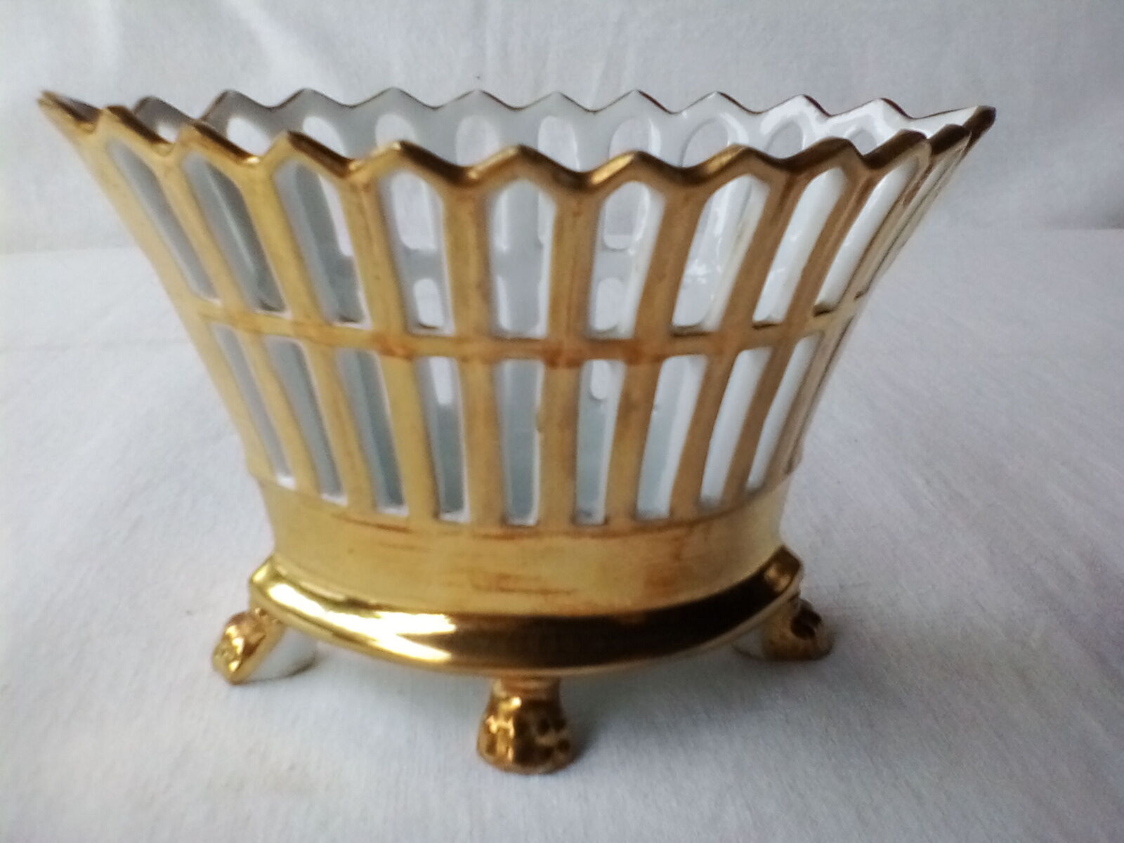 Vase de mariée style empire corbeille en faïence dorée 1868