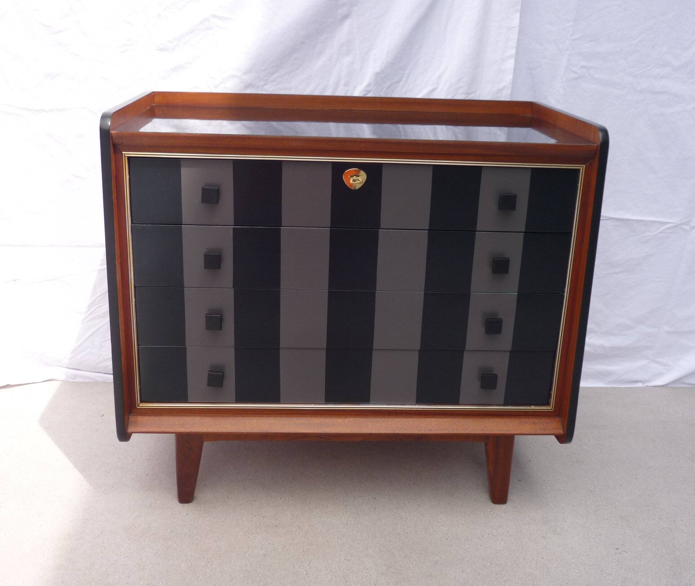 Vintage 4-drawer chest of drawers