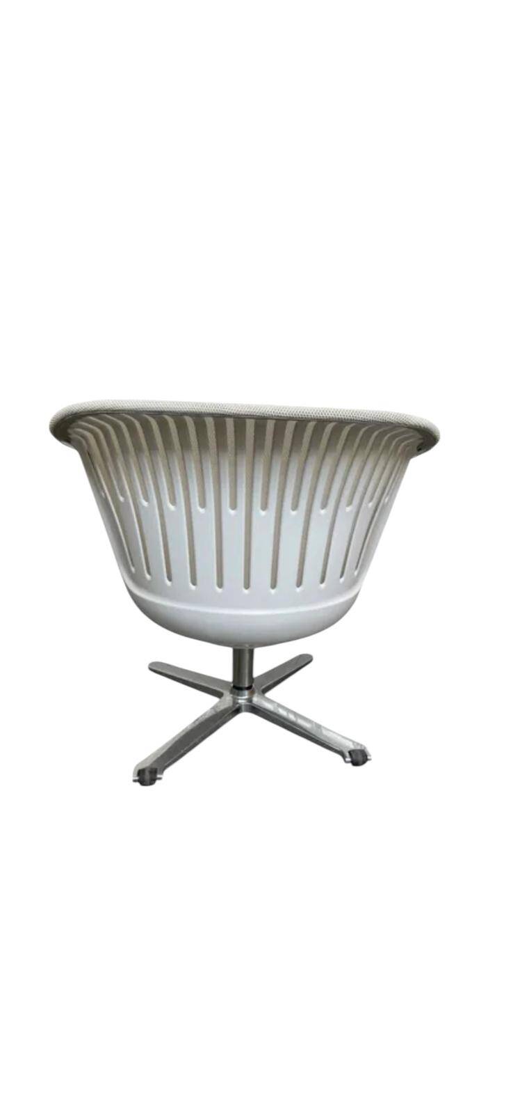 Steelcase I2i swivel armchair with tablet.