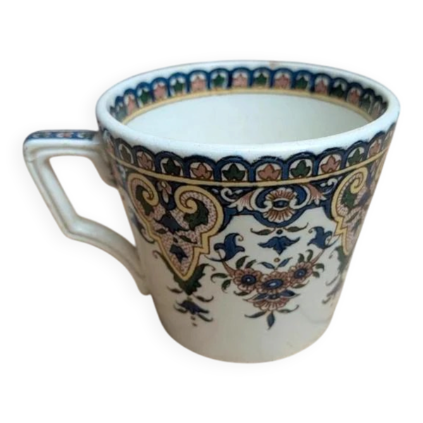Tasse ancienne en terre de fer Sarreguemines décor polychrome