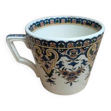 Tasse ancienne en terre de fer Sarreguemines décor polychrome