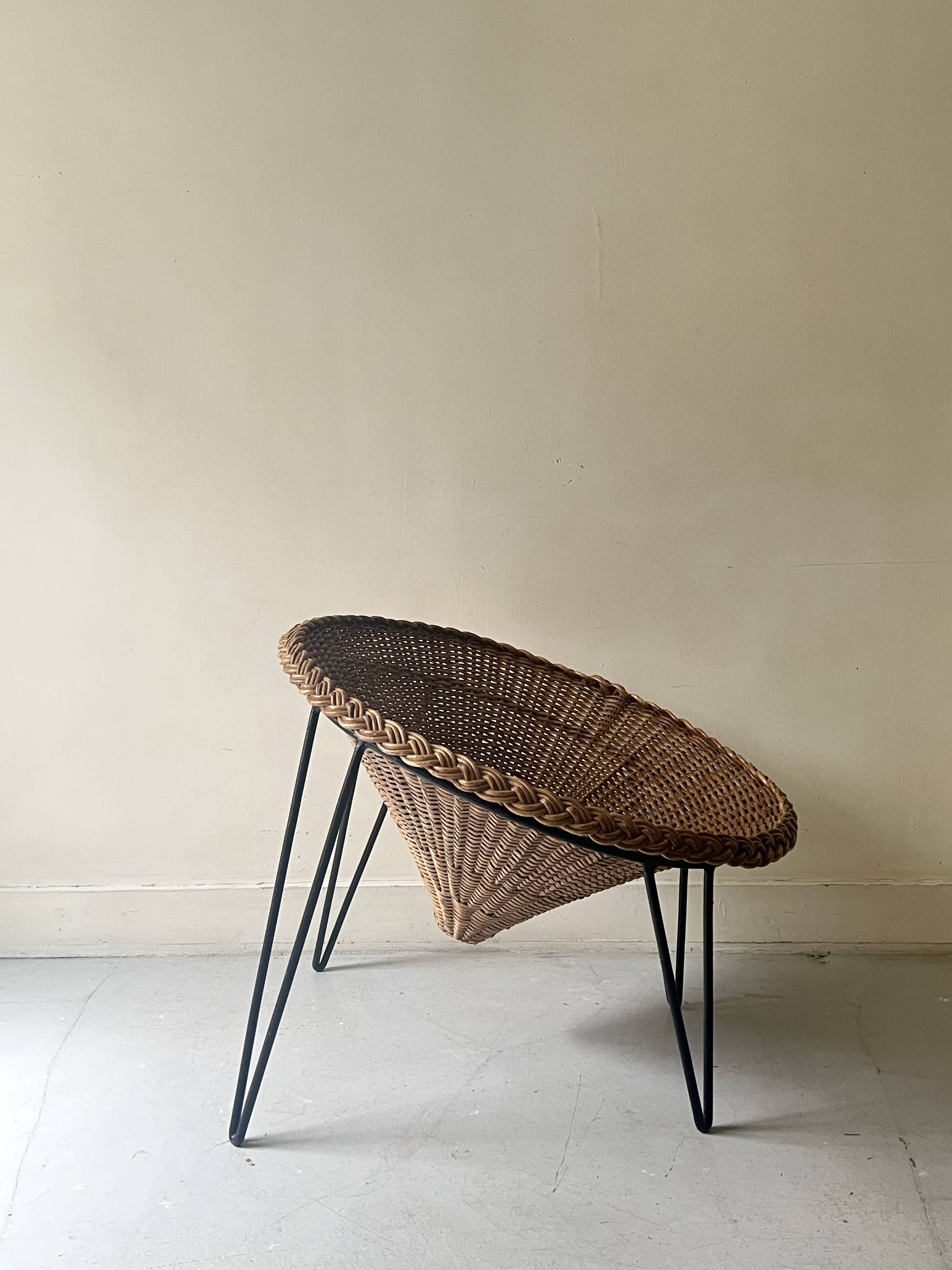 Italian sunflowers armchair in rattan and black metal, 1950s design.