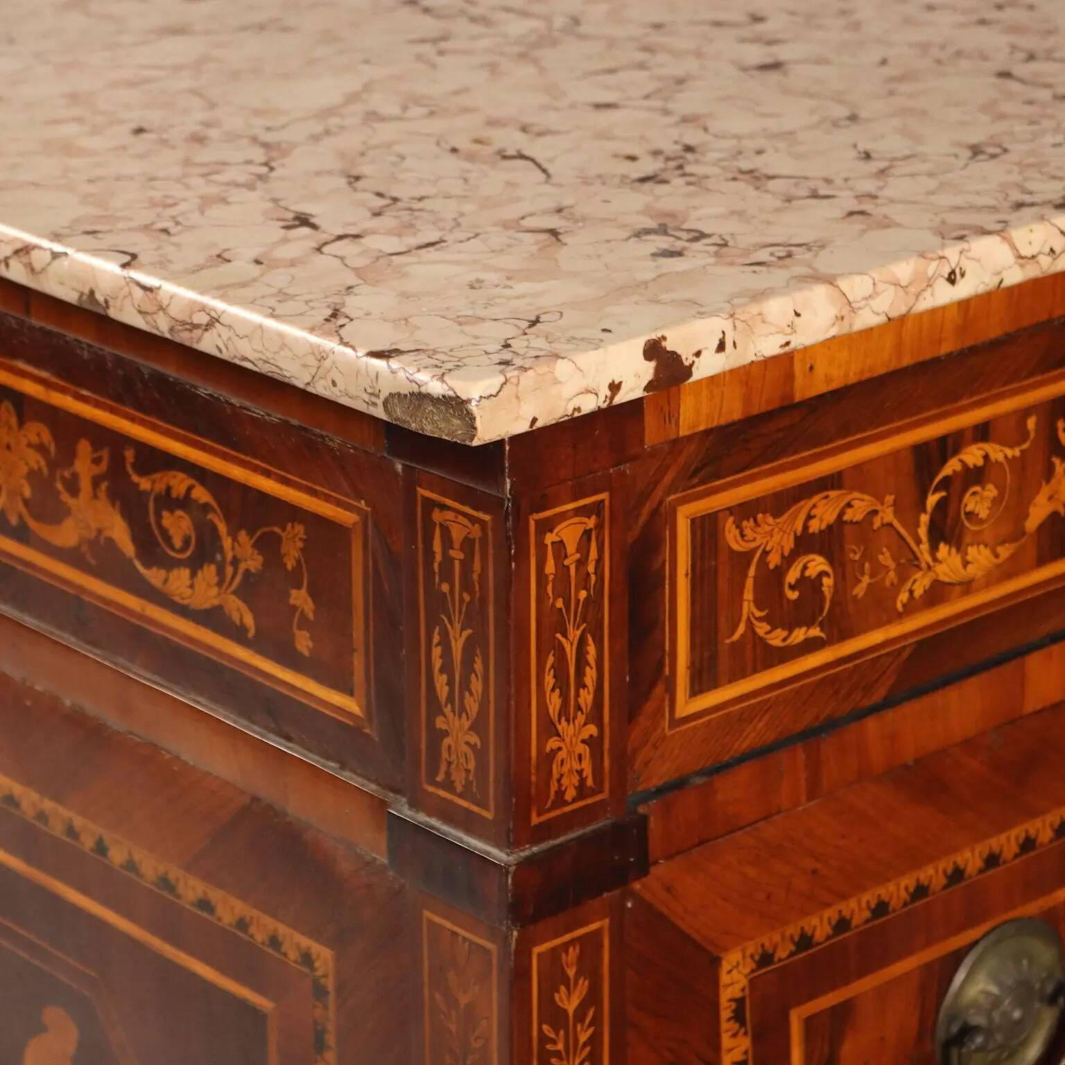 Antique neoclassical commode with 3 drawers, Italy, 18th century.