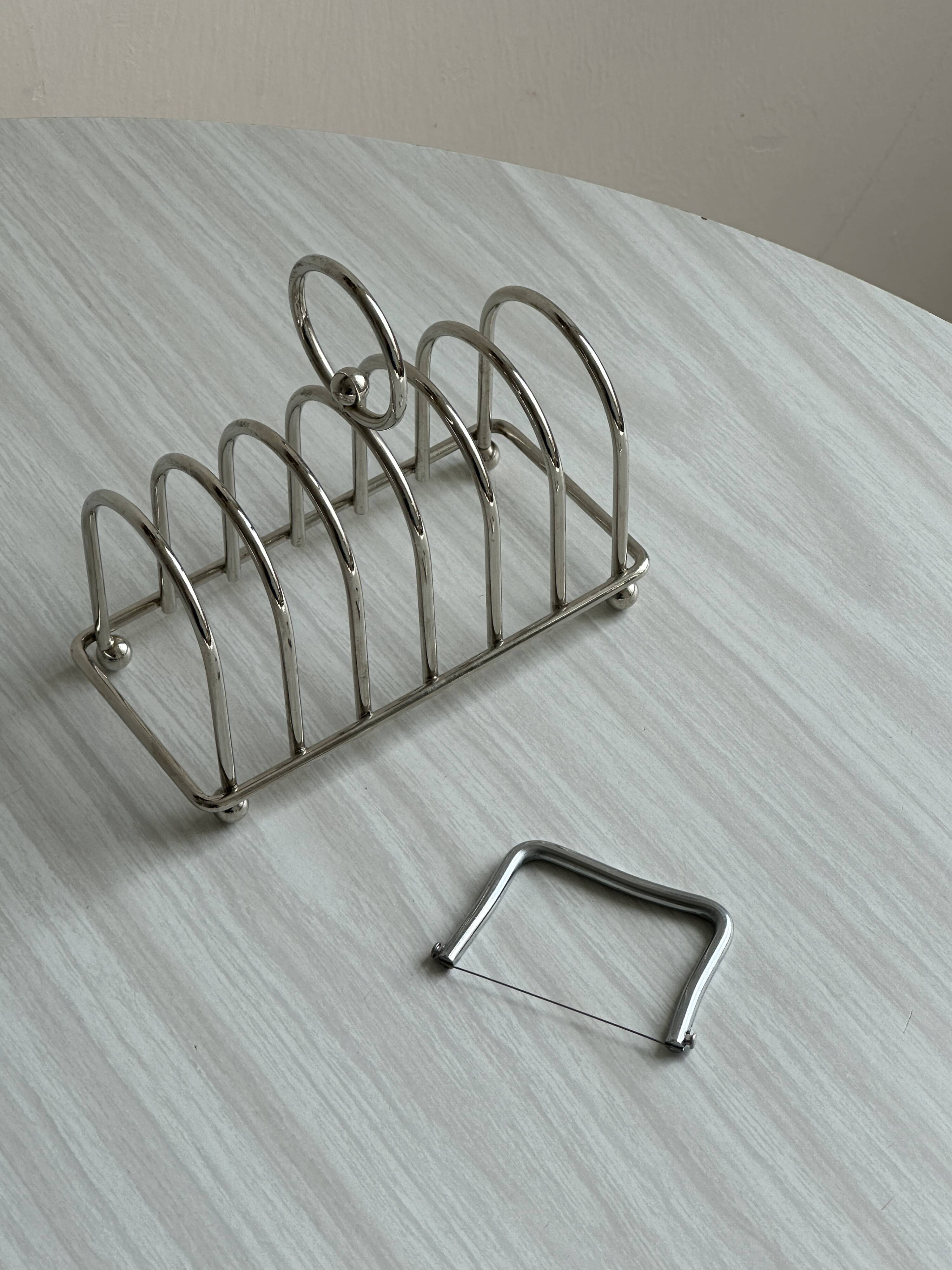 Porte-toast en métal argenté.