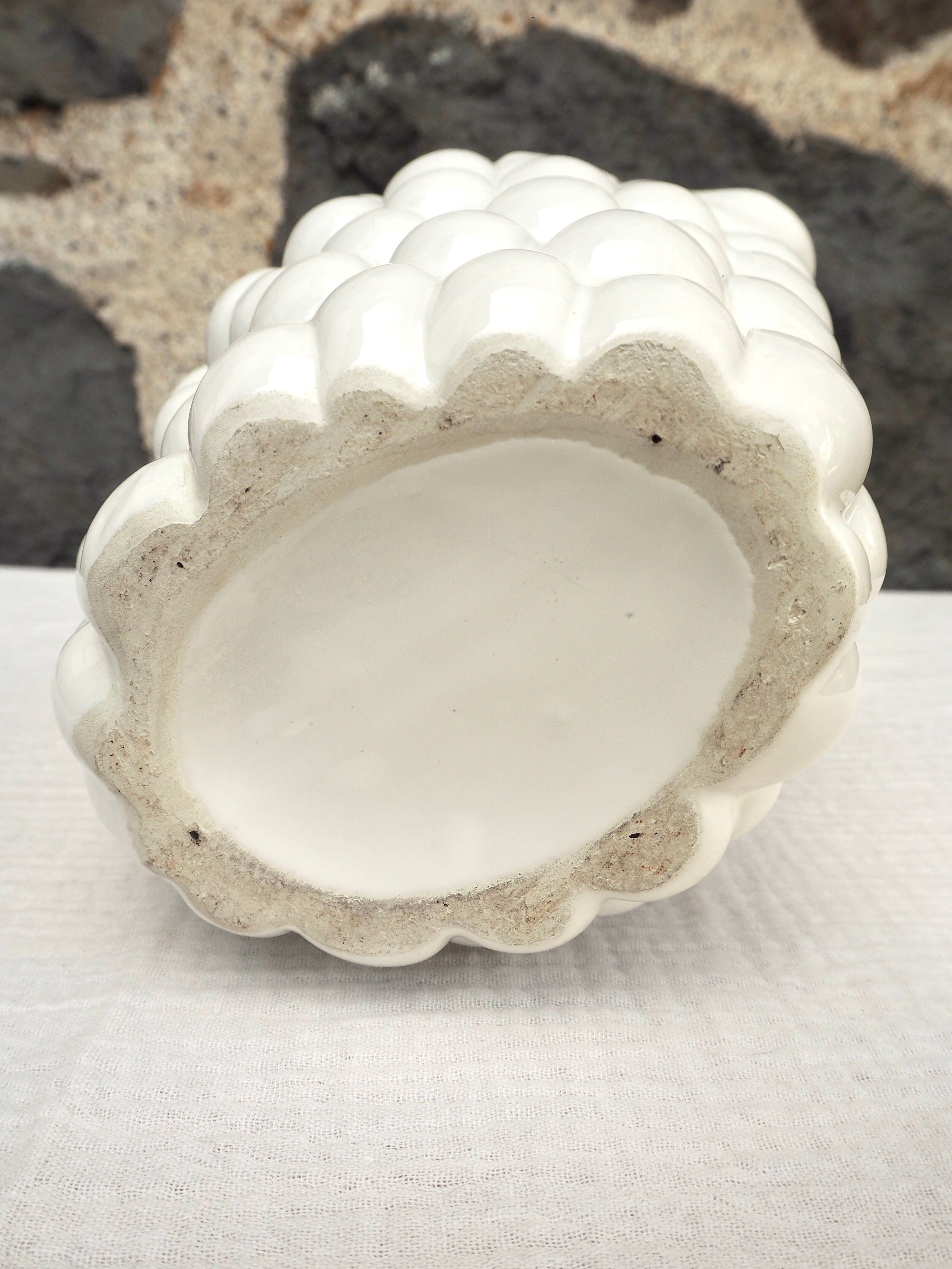 Pichet raisin en céramique blanche