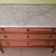 Commode de style louis XVI en bois fruitier massif.