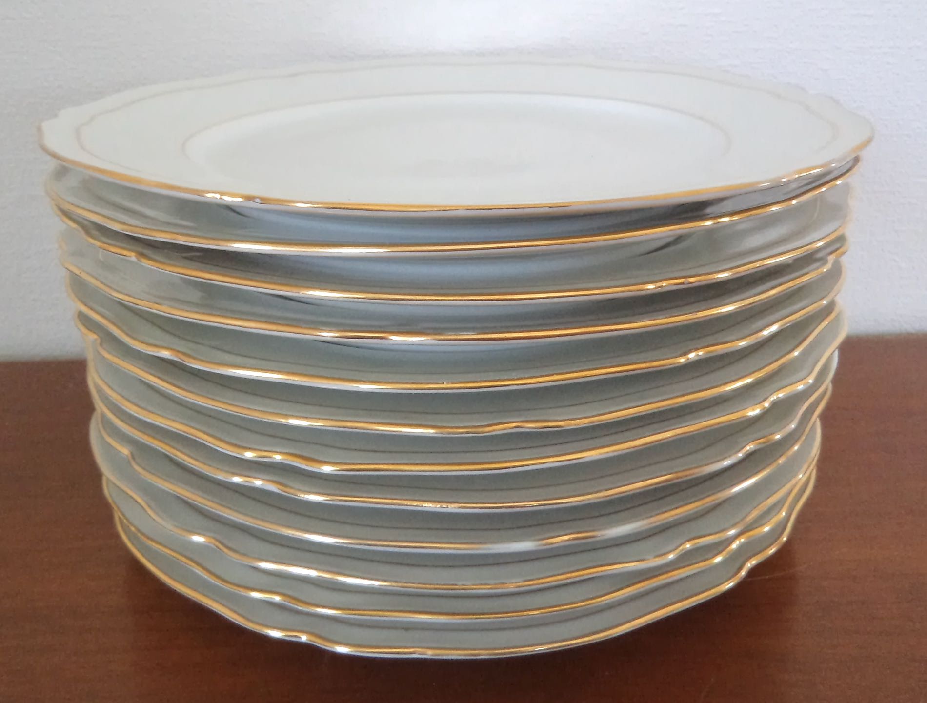 Set of 12 flat plates made of Limoges porcelain