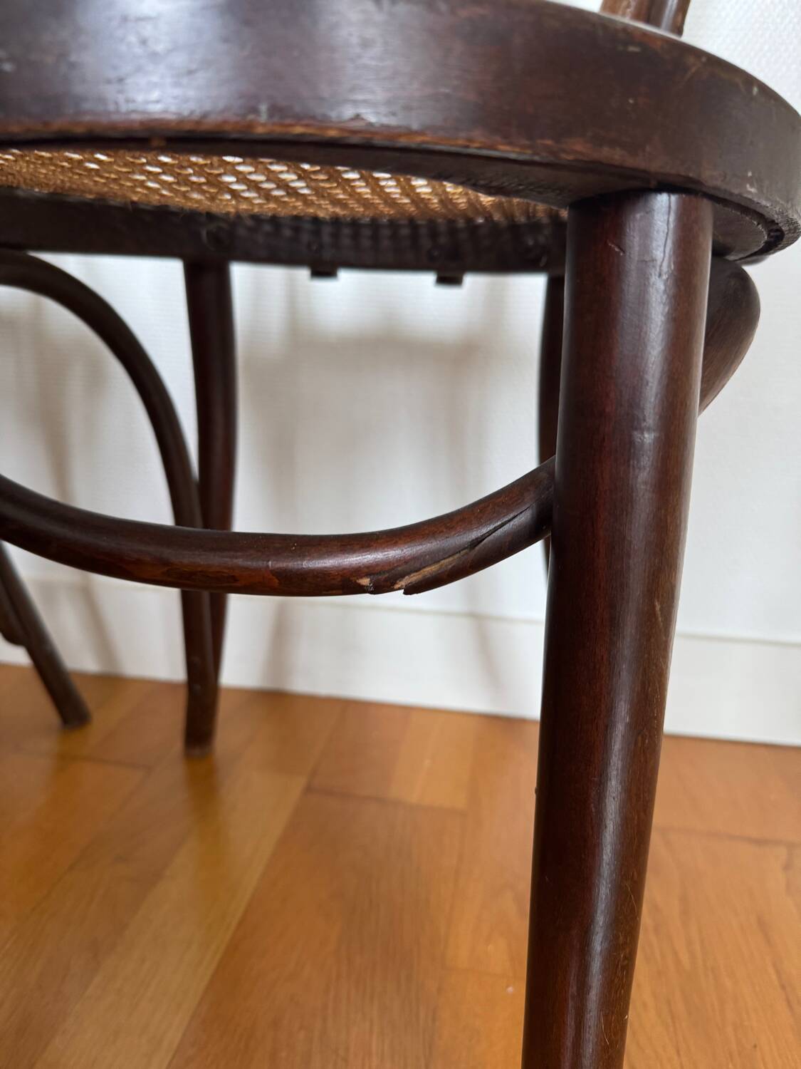 Paire de chaises bistrot en bois et cannage
