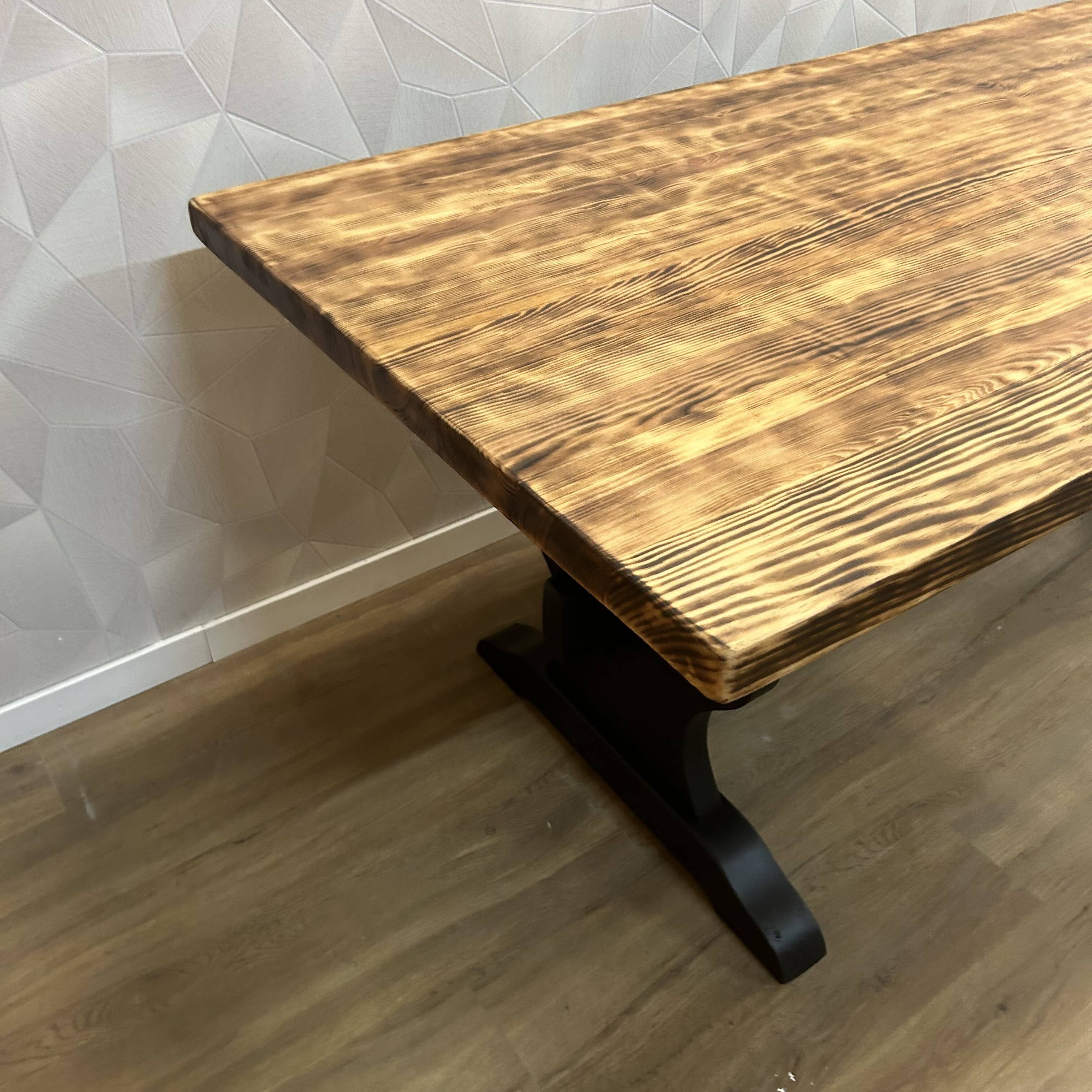 Table de ferme monastère relooké industriel plateau brulé