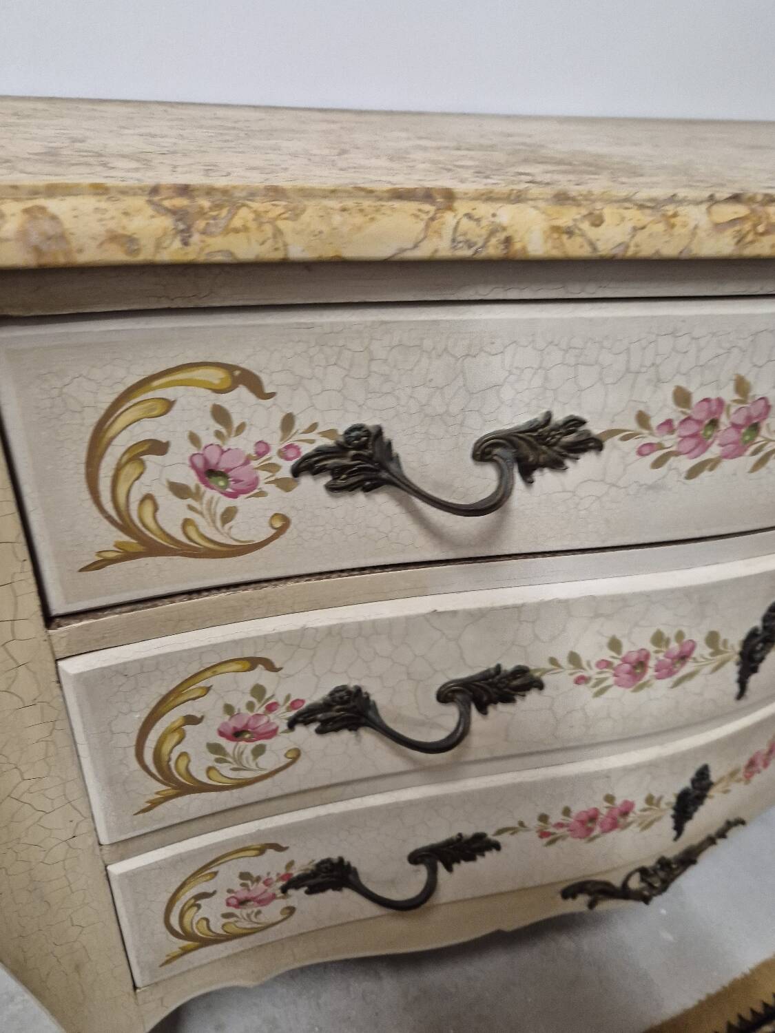 Louis XV style chest of drawers painted with flowers, Italian manufacture
