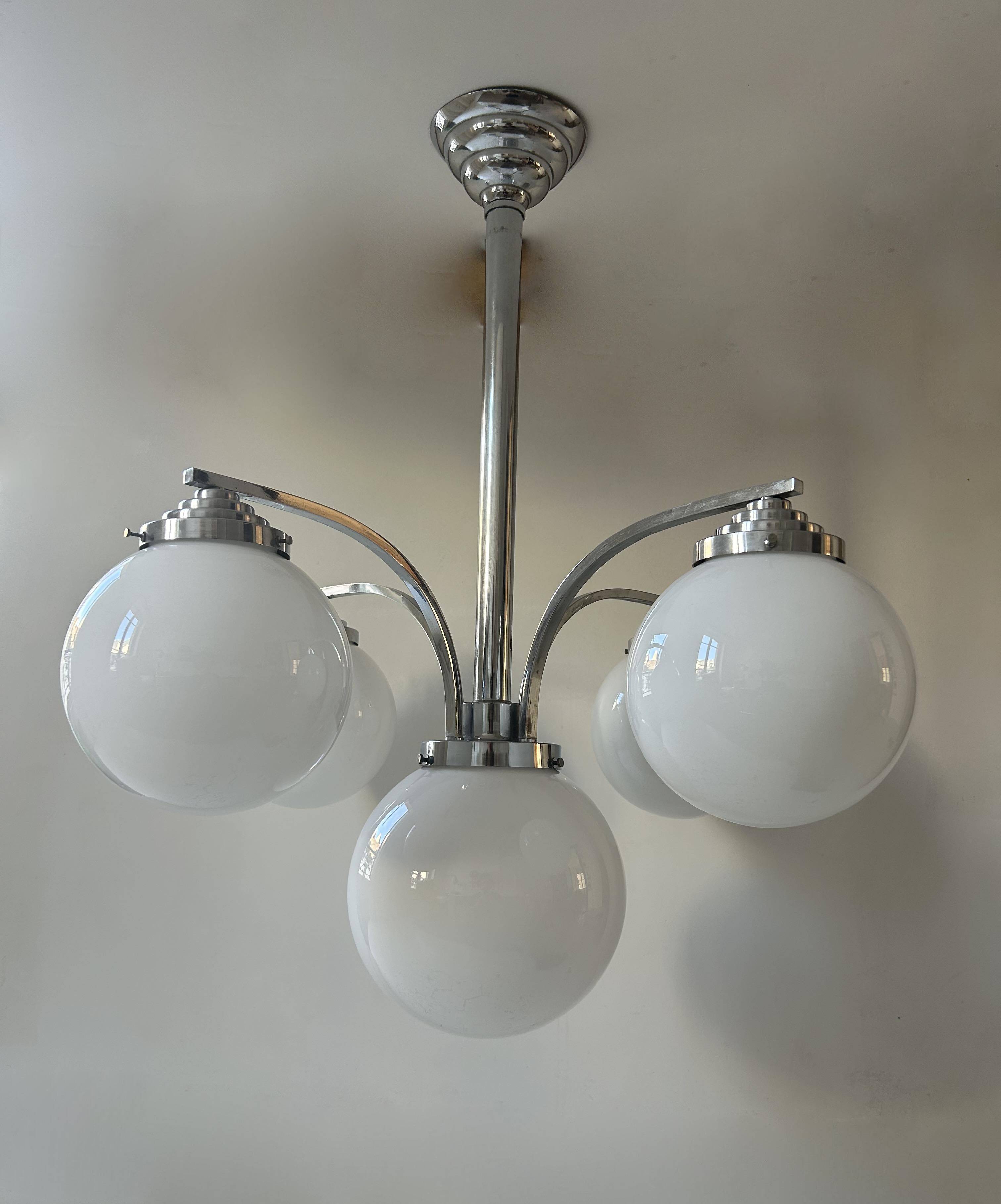 Lustre moderniste art déco, métal chromé et opaline, France 1930
