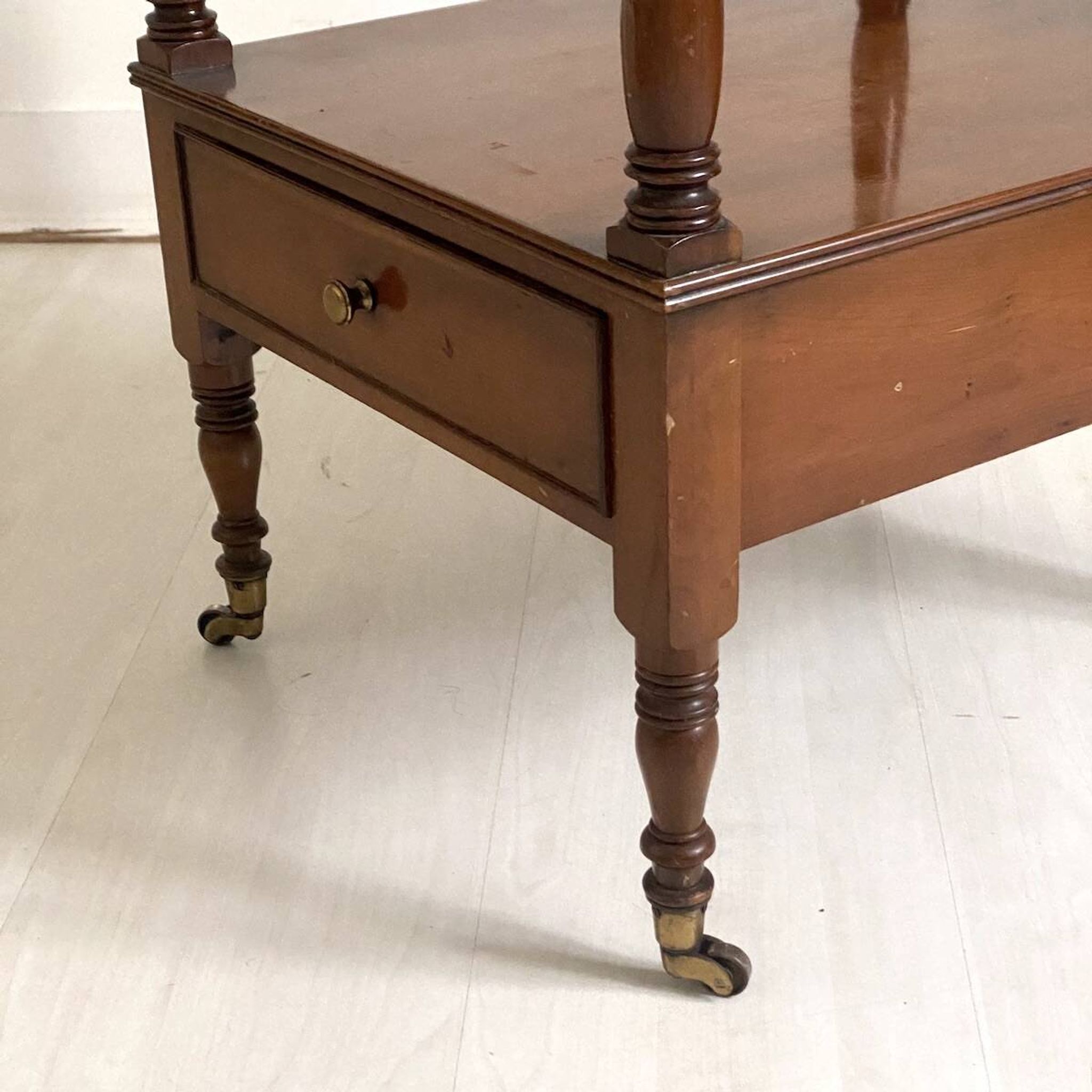 Table d'appoint desserte en acajou et placage d'acajou XIXème siècle