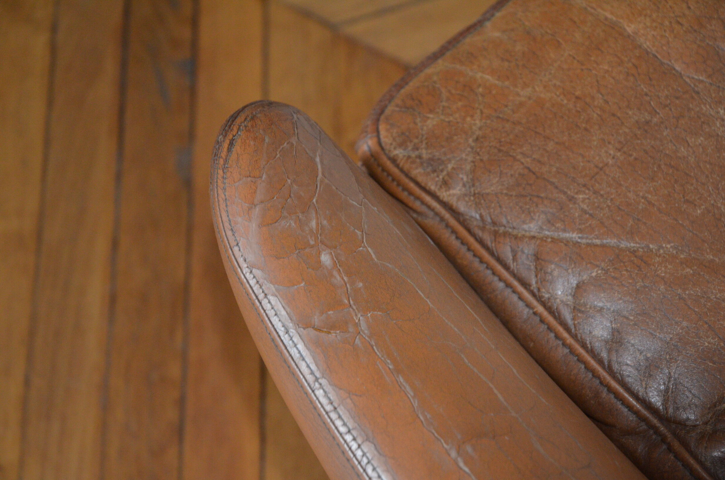 Scandinavian armchair in camel patinated leather